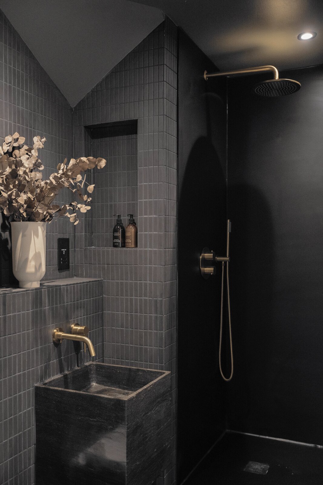 salle de bain design noire