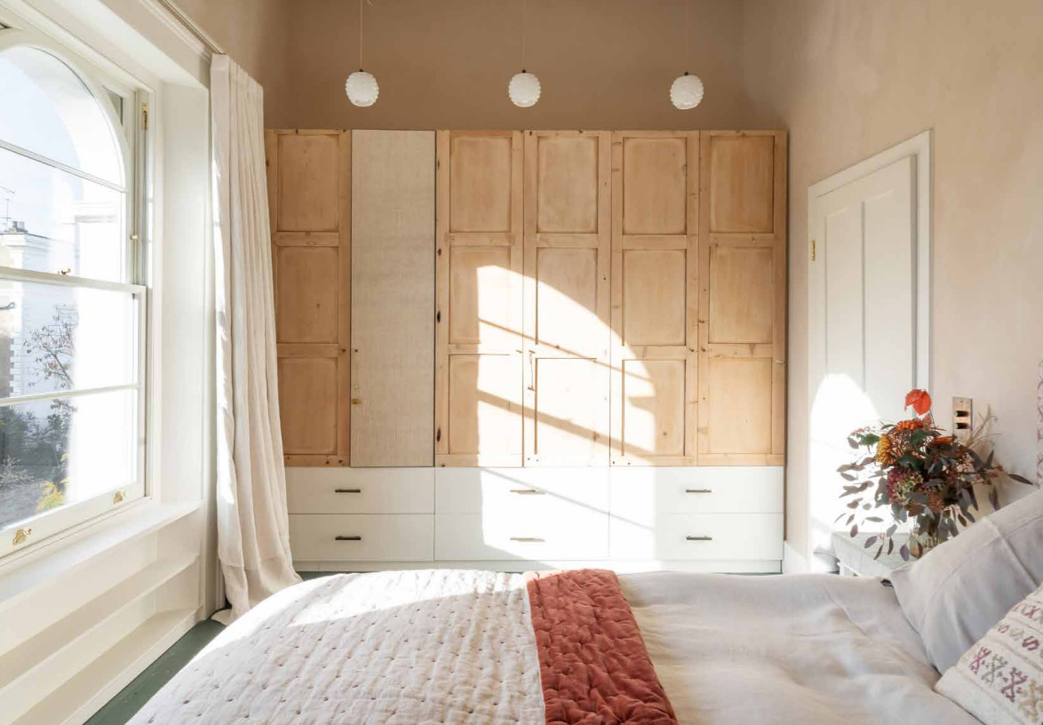 chambre avec placard bois brut