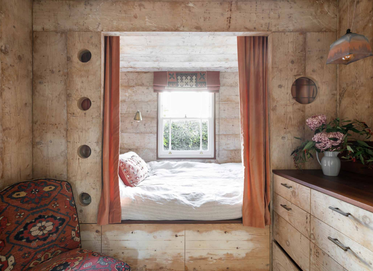chambre avec lit dans alcôve