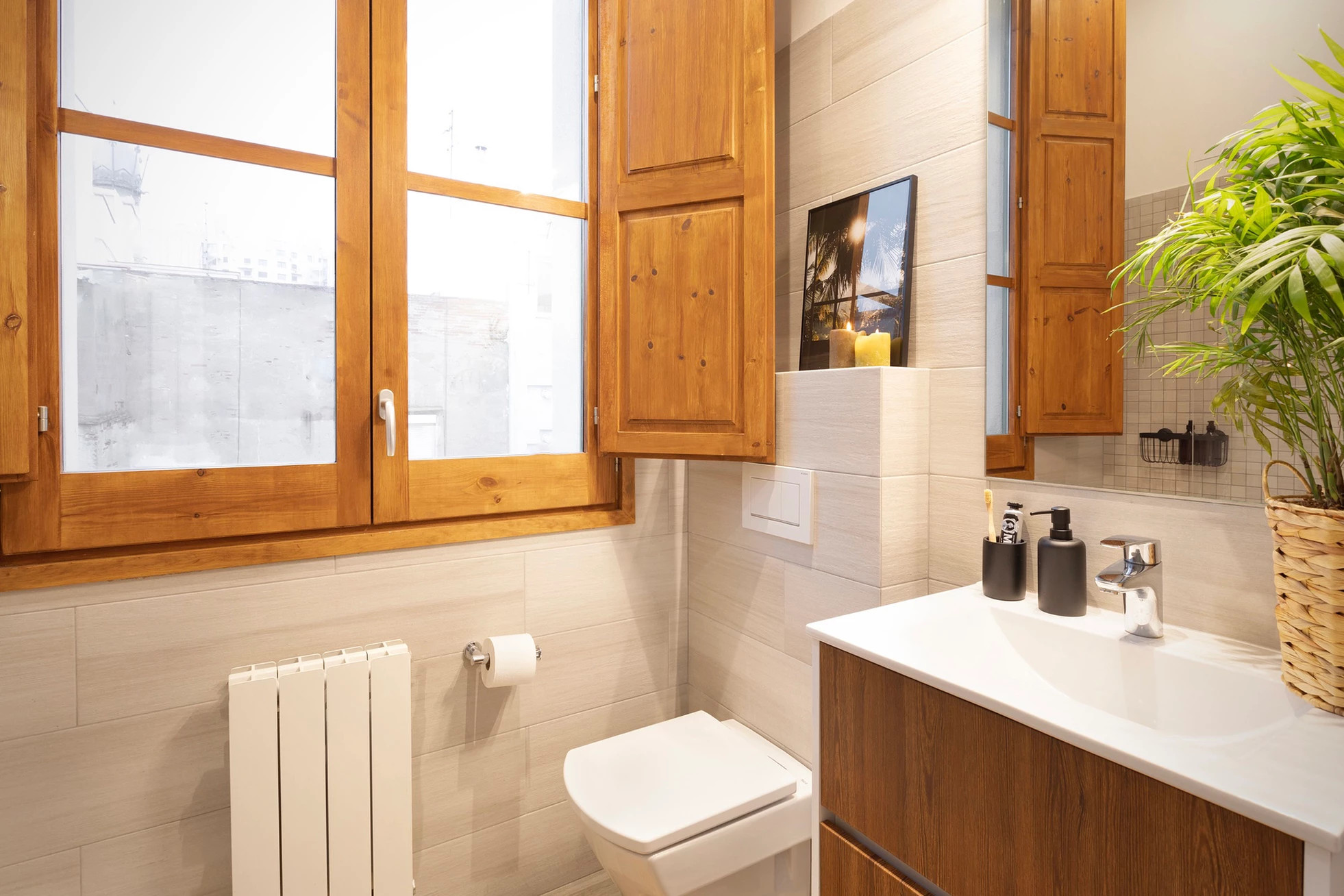 salle de bain blanche et bois