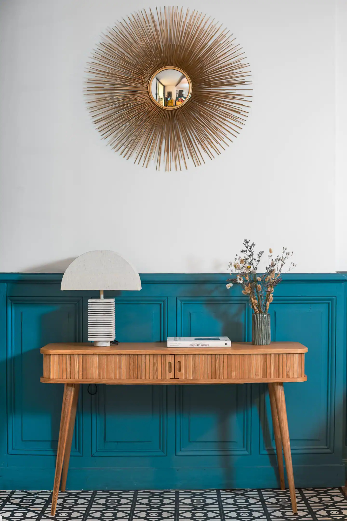 salon décoration contemporaine avec miroir soleil