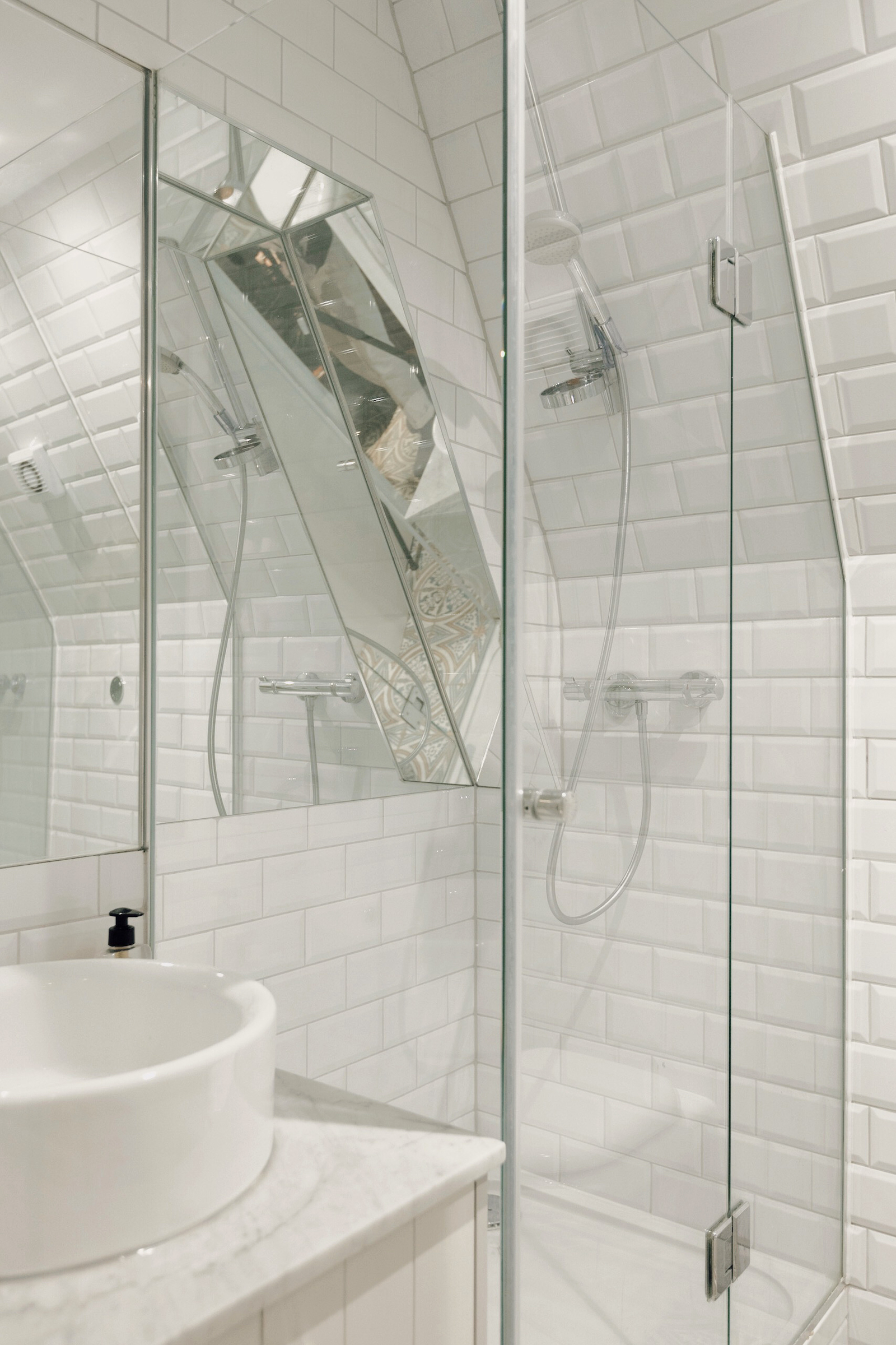 salle de bain carrelage métro blanc
