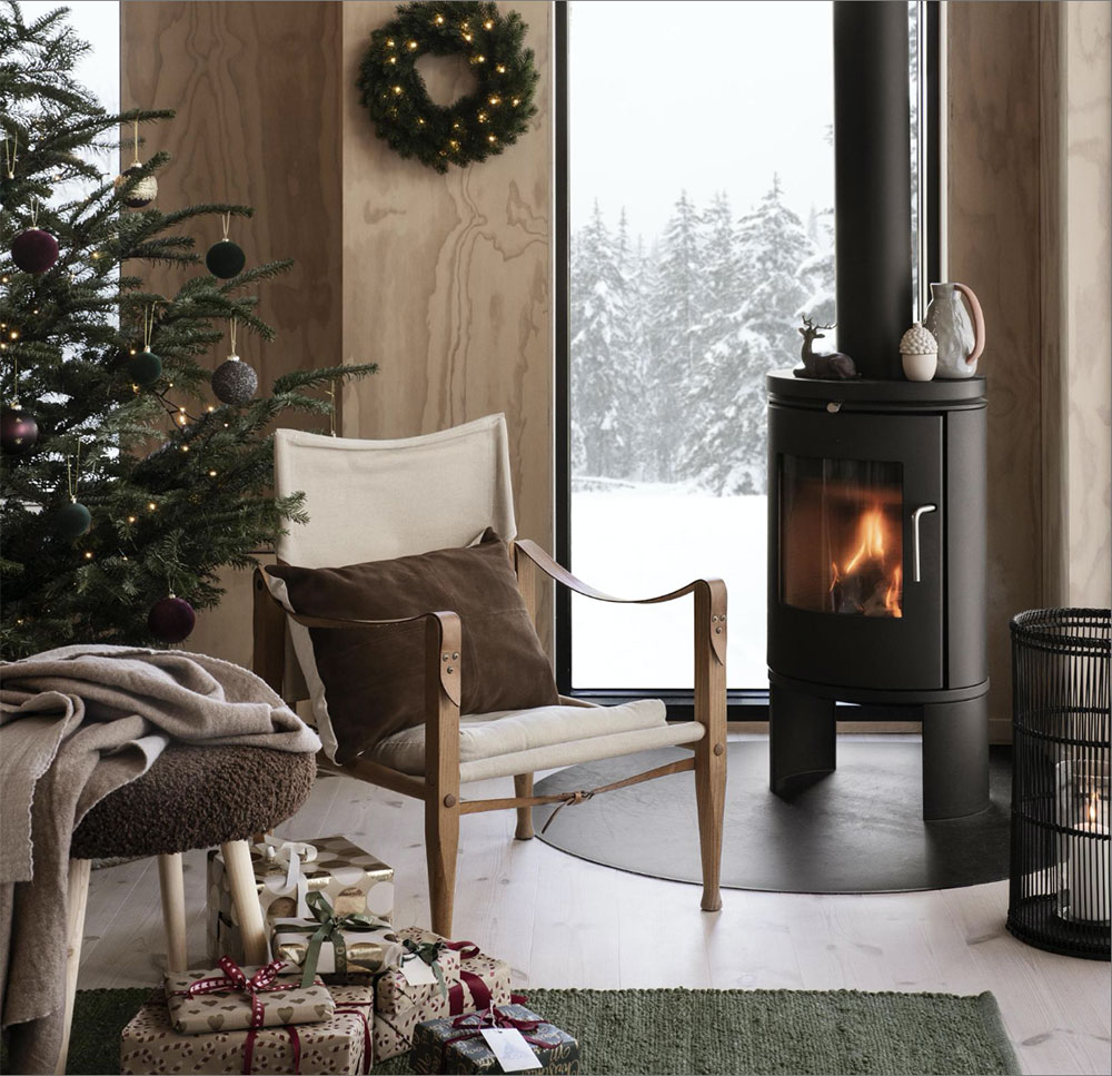 salon maison en bois avec décoration de Noël