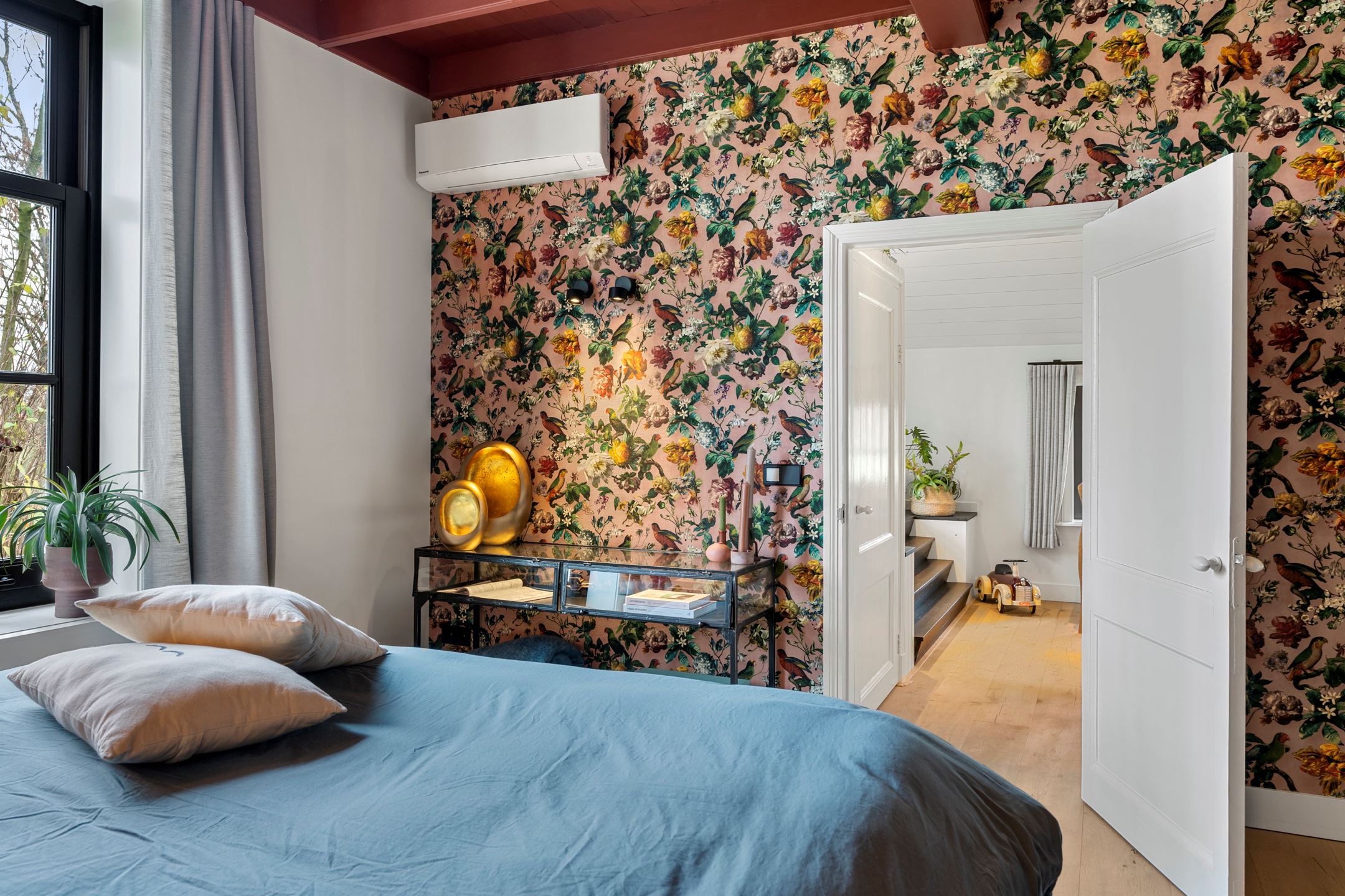 chambre avec papier-peint fleuri rose chambre avec papier-peint fleuri rose