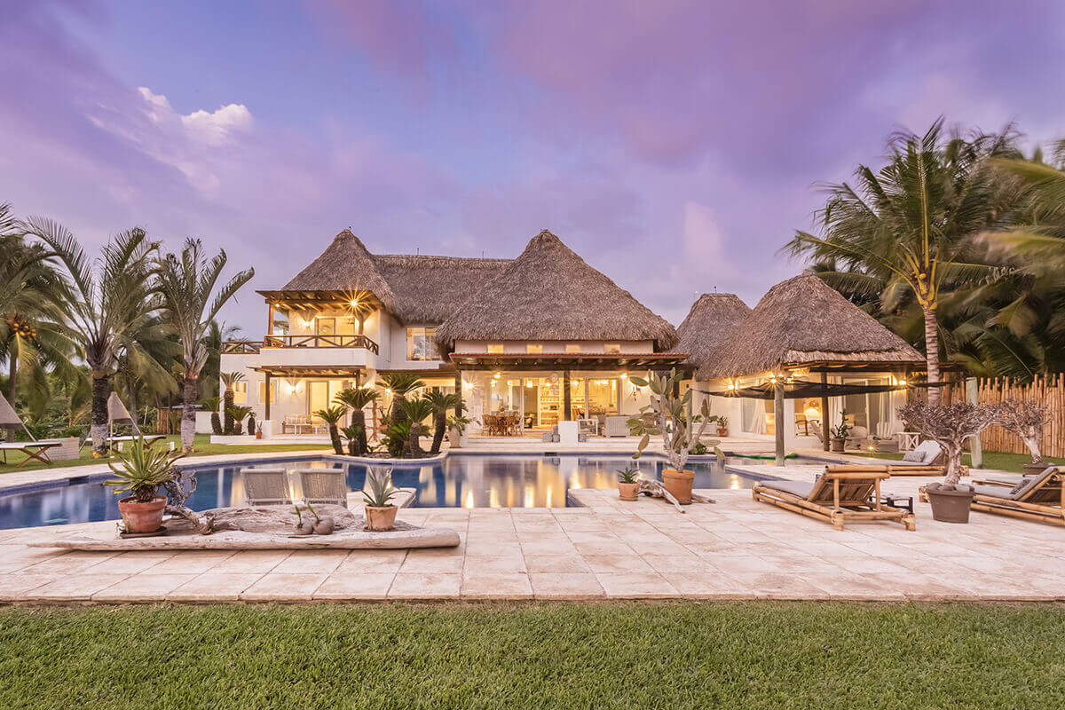 maison avec piscine et toit de palmes