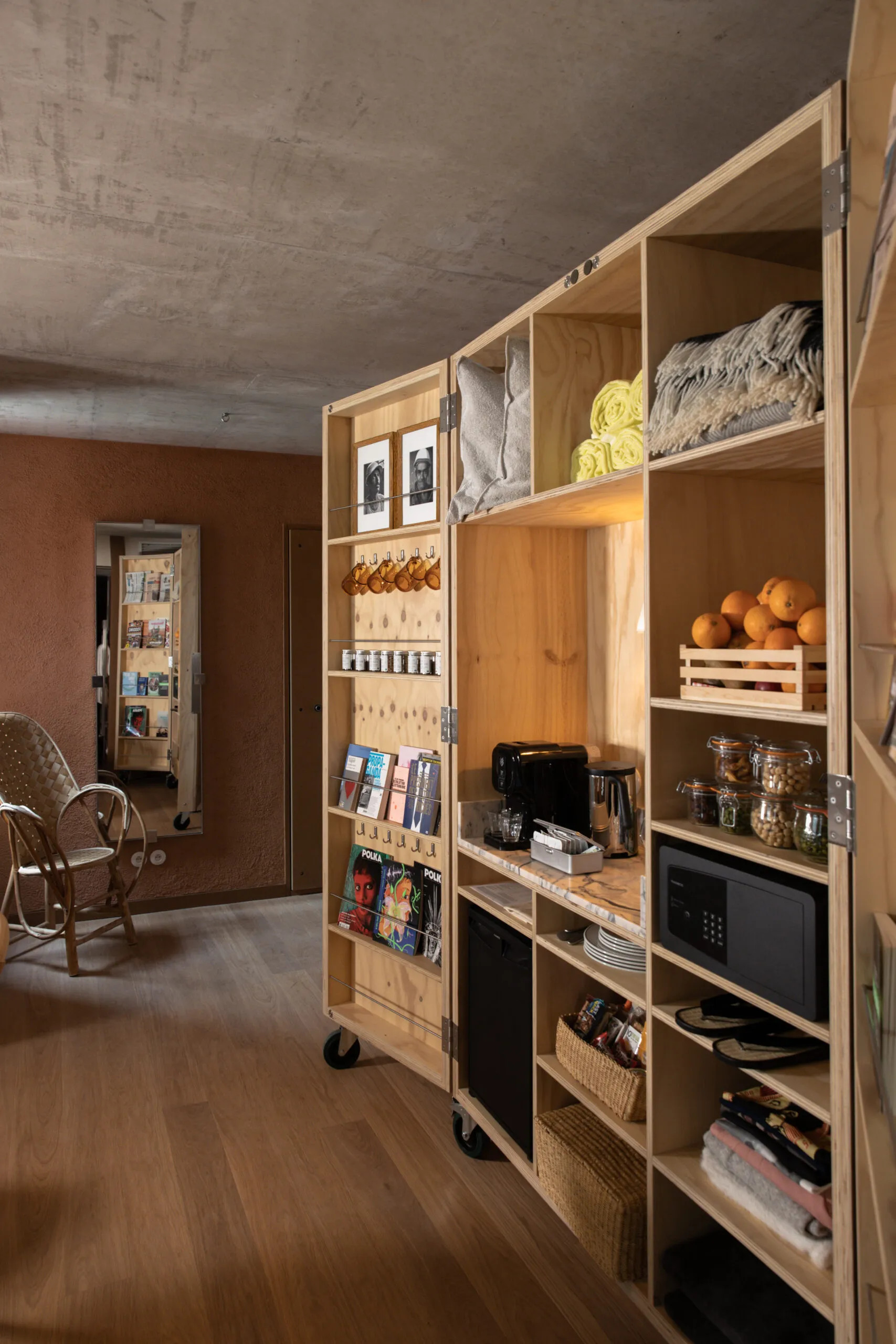 armoire cuisine en bois façon malle de voyage