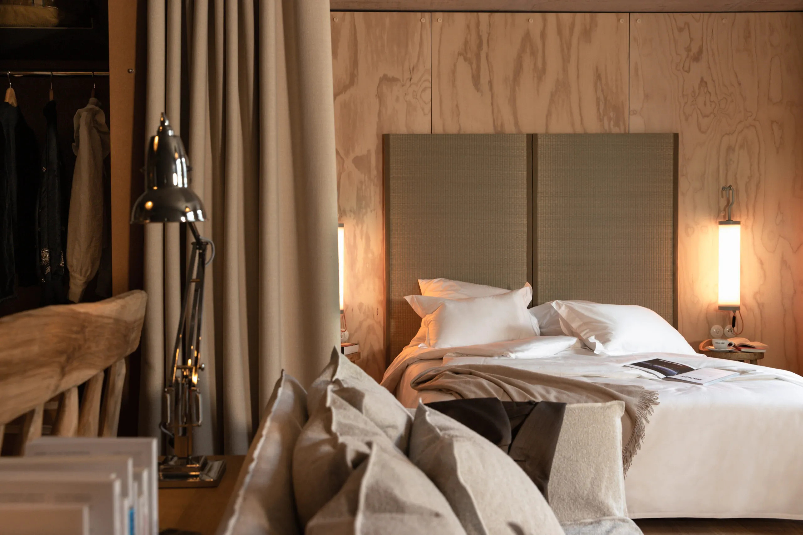 chambre et dressing fermé par rideaux