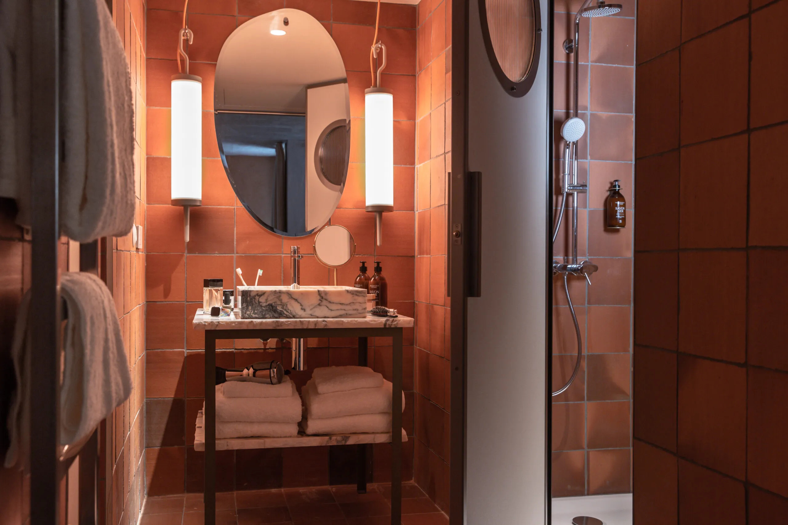 salle de bain couleur terracotta