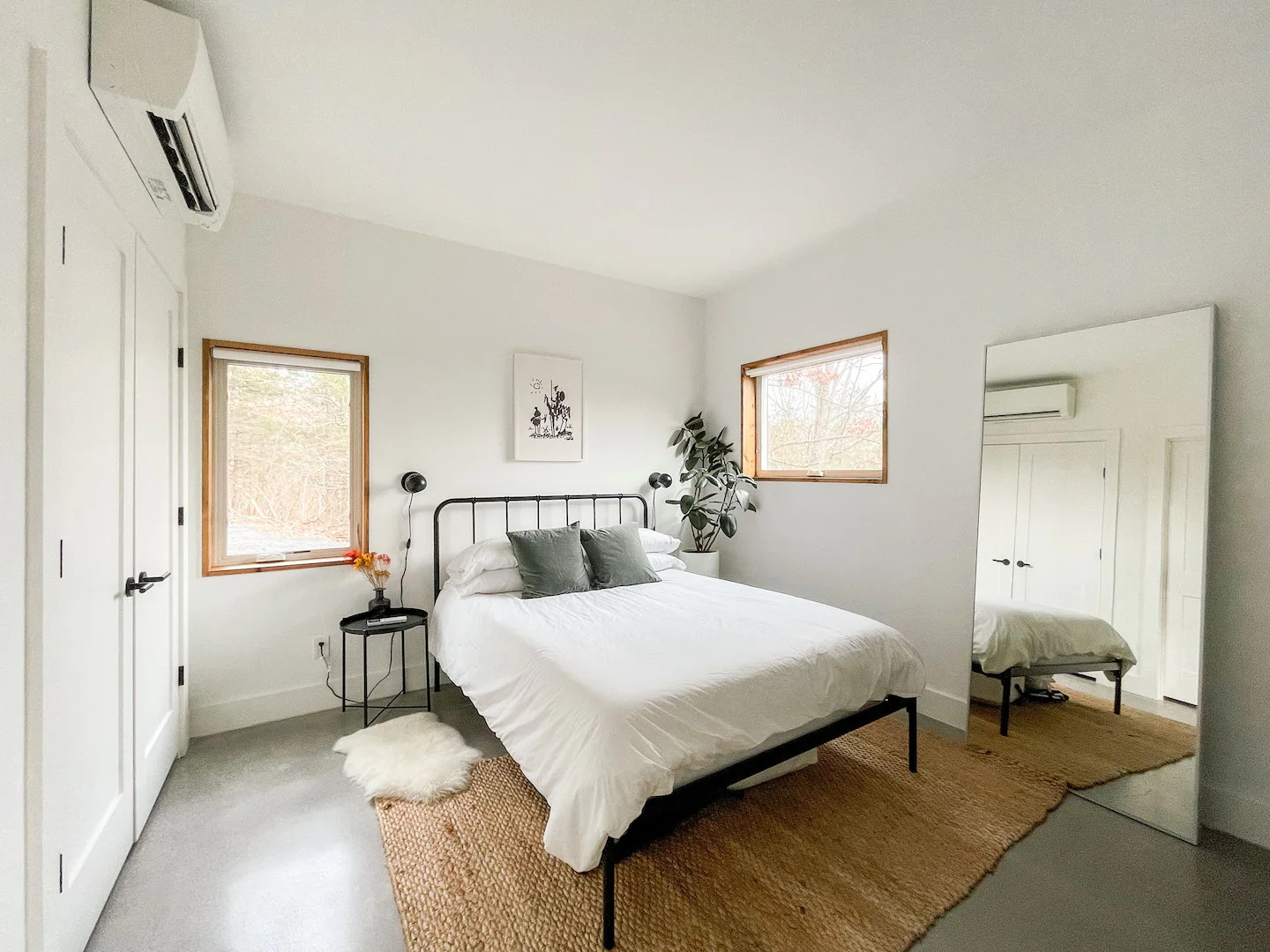 chambre avec lit en fer noir
