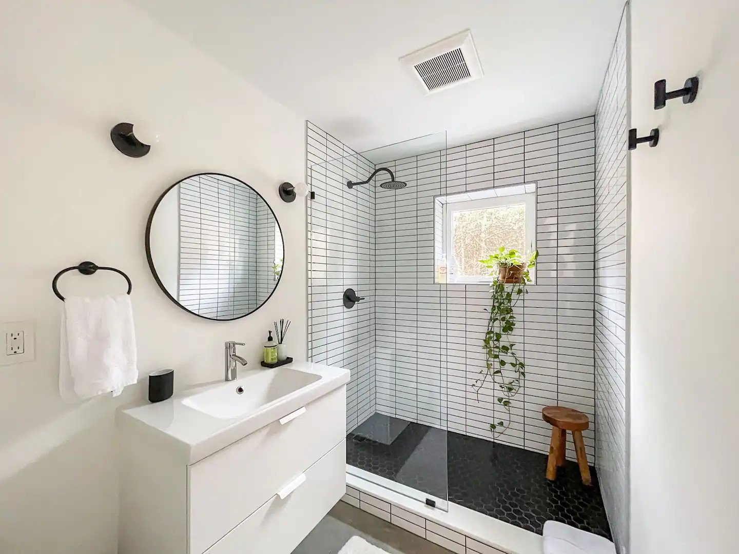 salle de bain design noire et blanche
