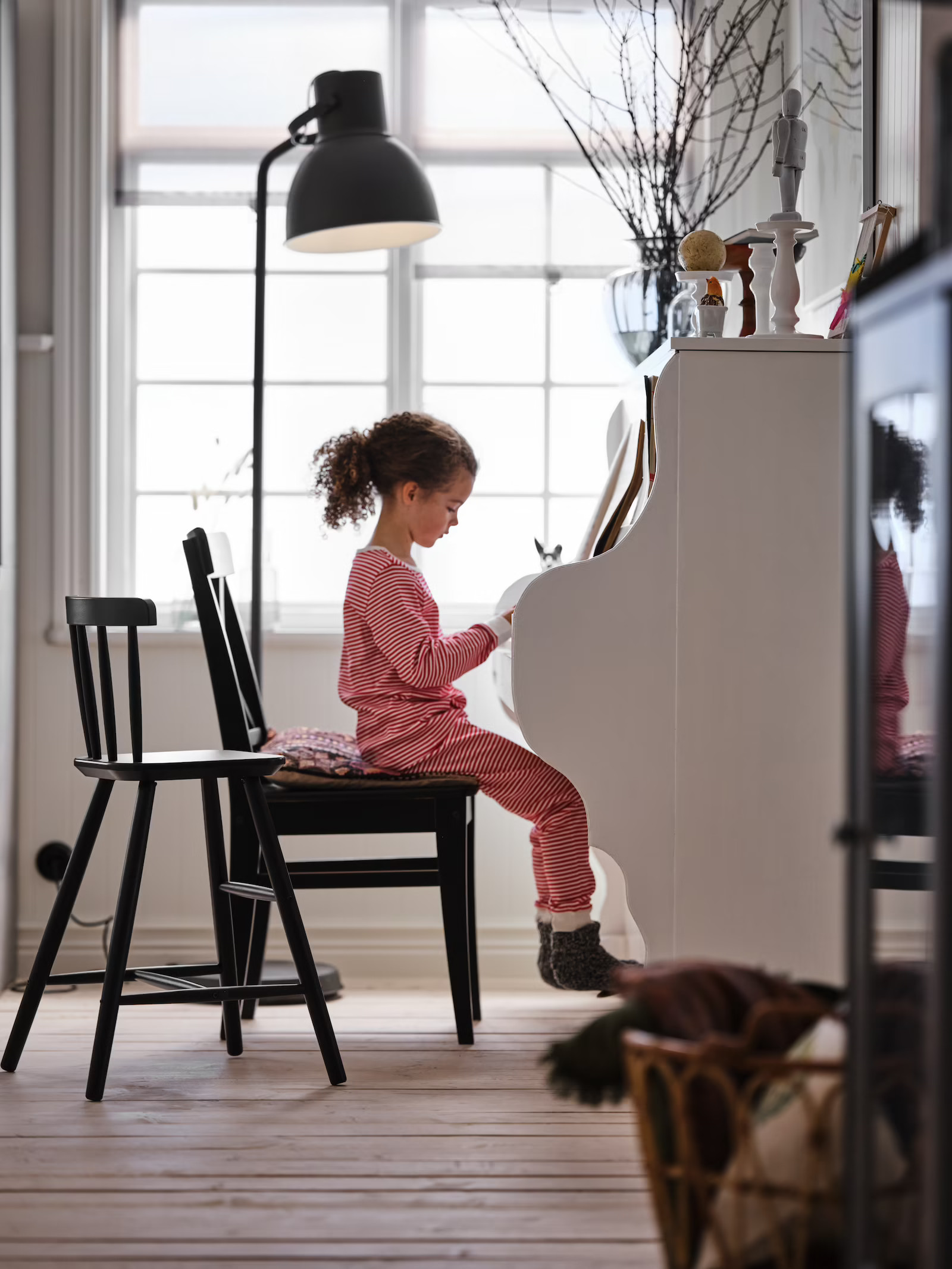 petite fille jouant du piano petite fille jouant du piano