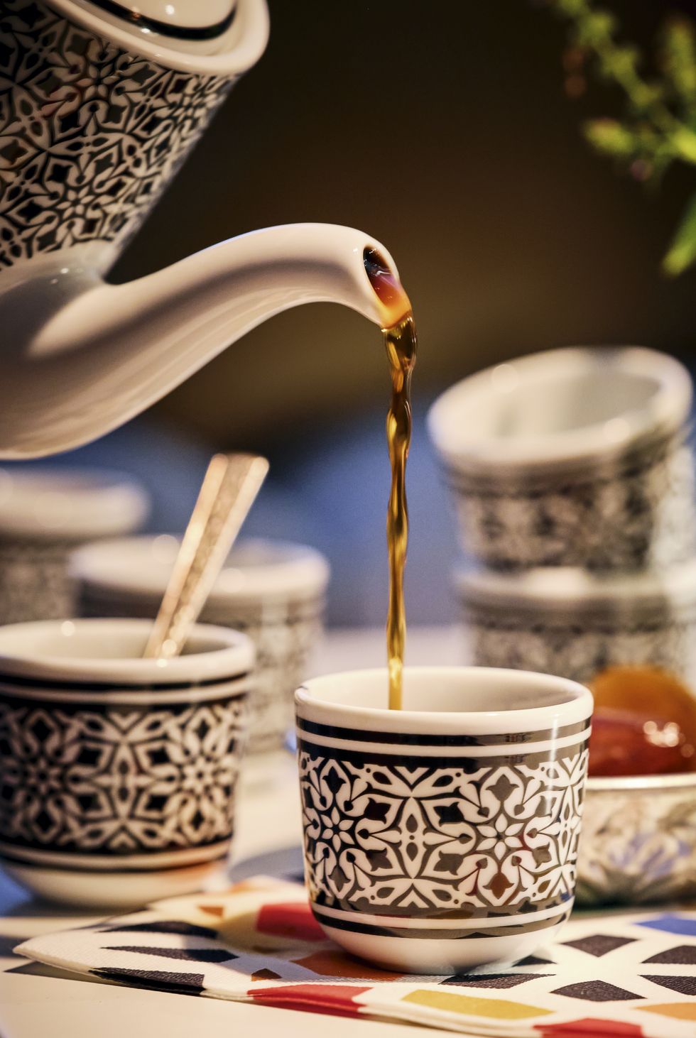 service à café design oriental blanc et noir service à café design oriental blanc et noir