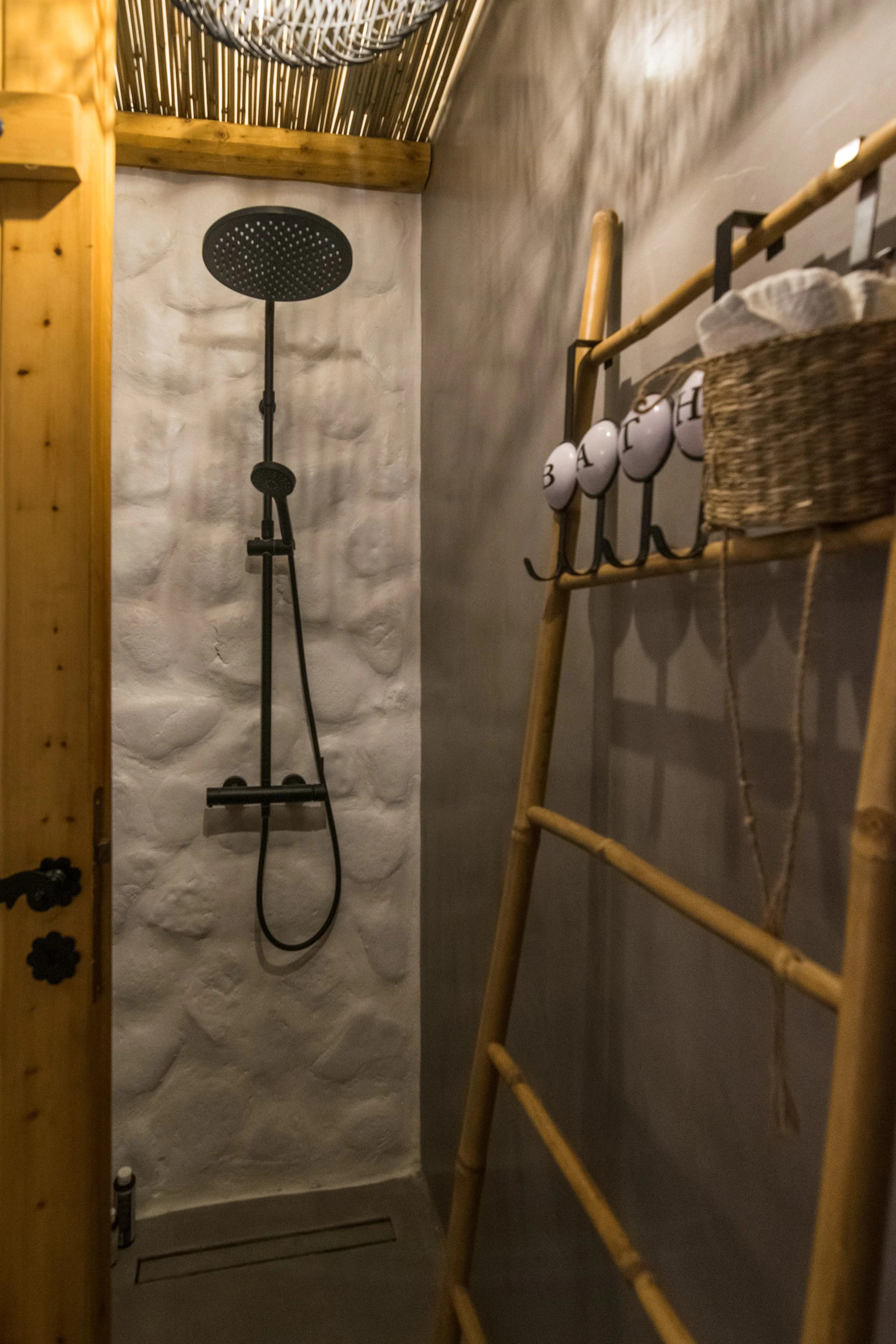 salle de bain décoration grise