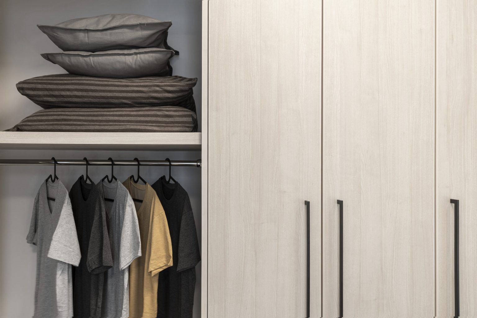 dressing aménagé portes bois