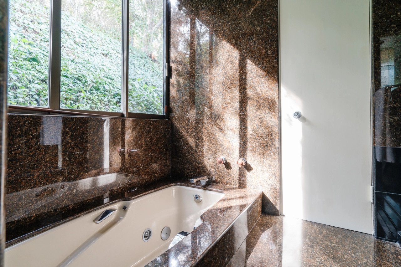 salle de bain avec fenêtre