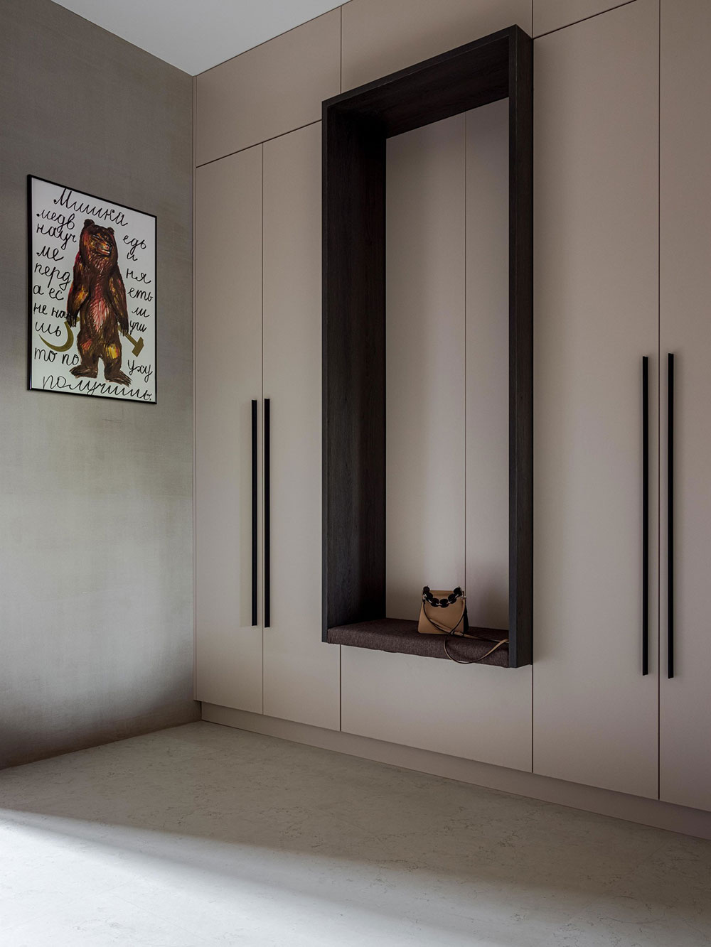 entrée avec banc et placards design gris