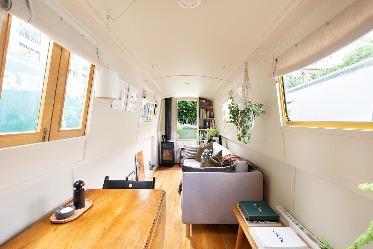 salon petite houseboat
