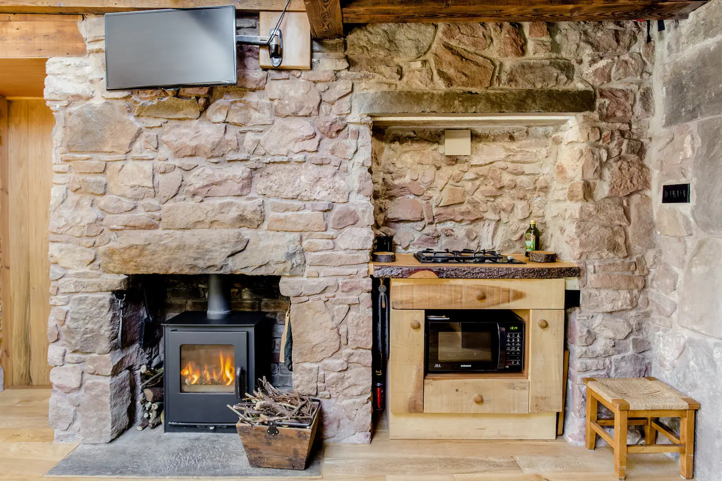 cuisine et cheminée maison en pierres rénovée cuisine et cheminée maison en pierres rénovée
