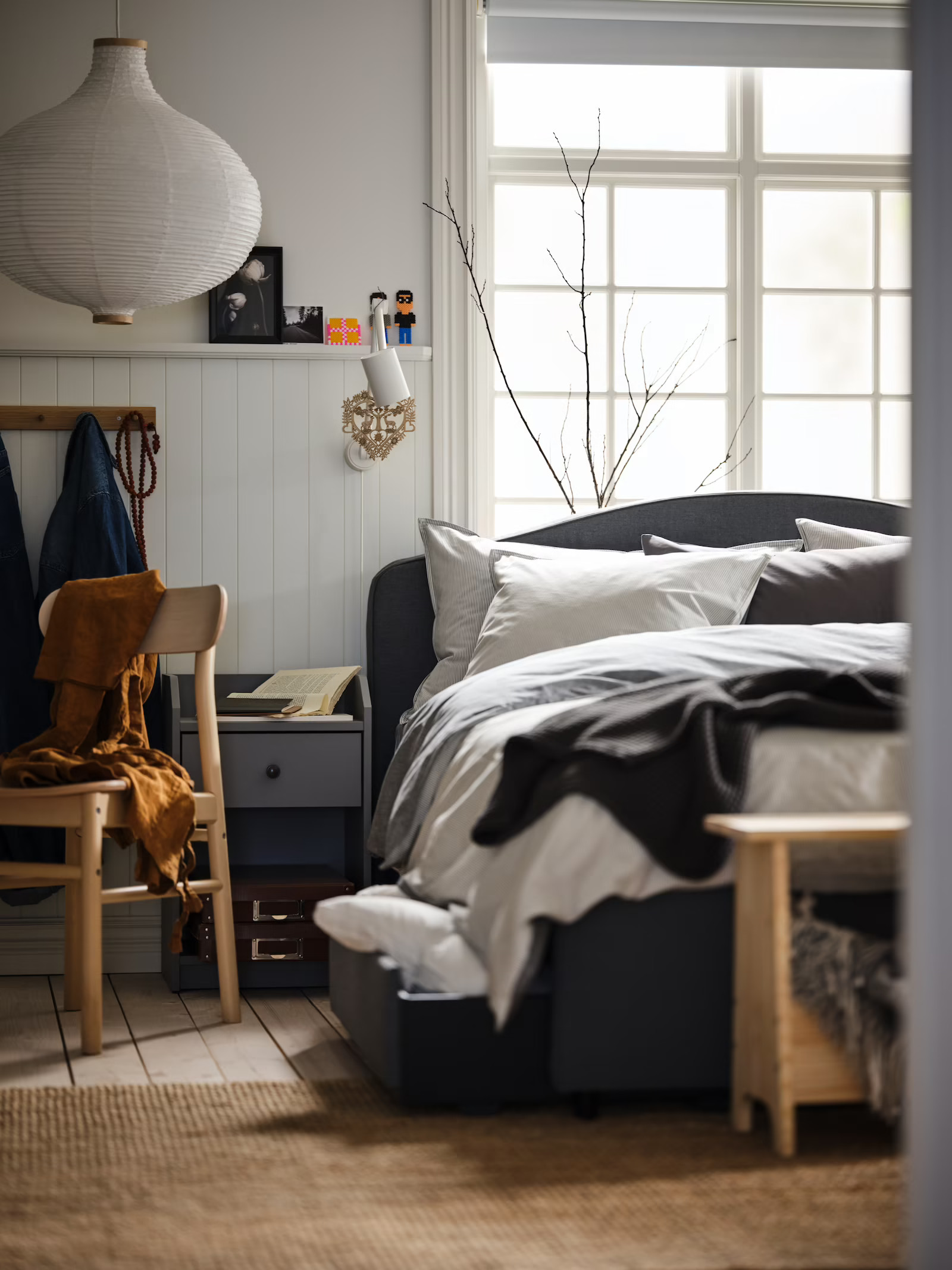 chambre avec lit gris à tiroirs IKEA chambre avec lit gris à tiroirs IKEA
