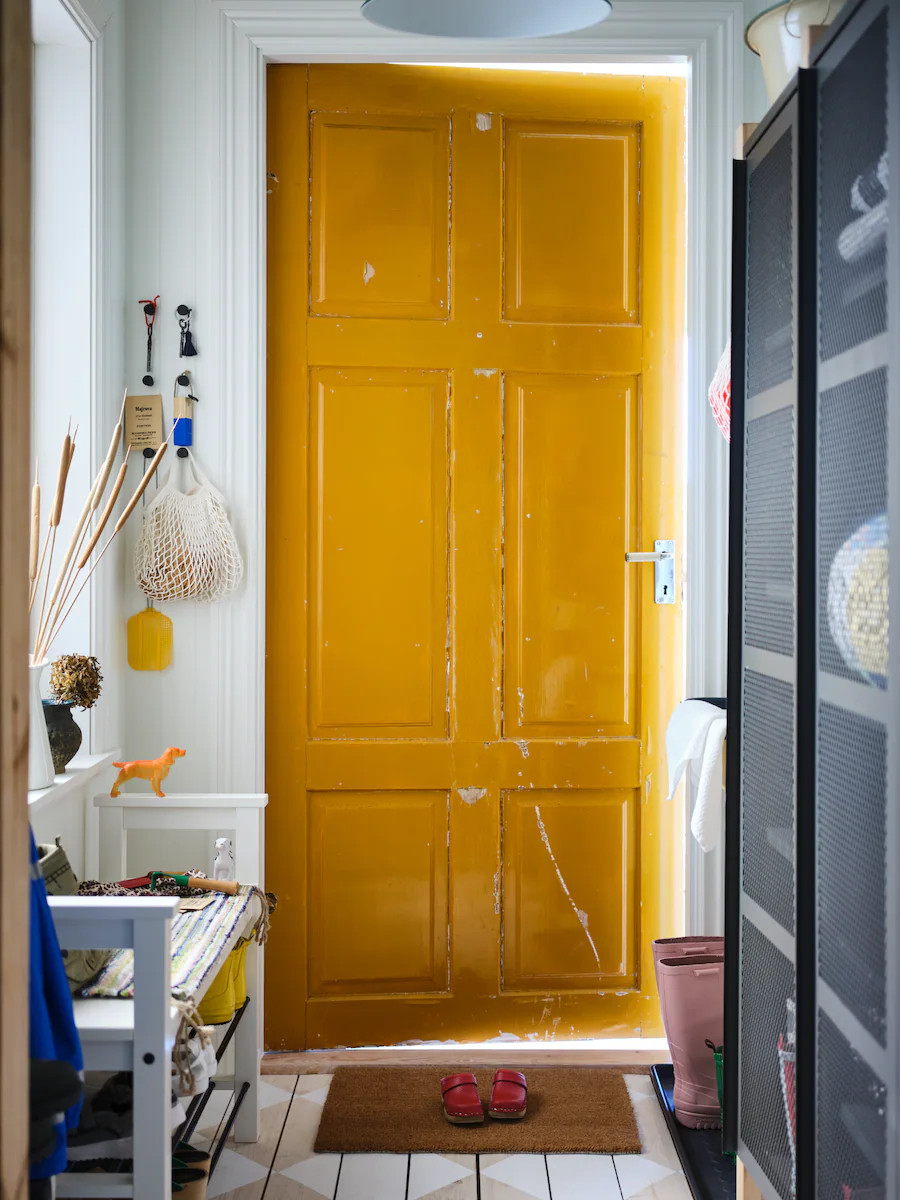 entrée avec porte jaune entrée avec porte jaune