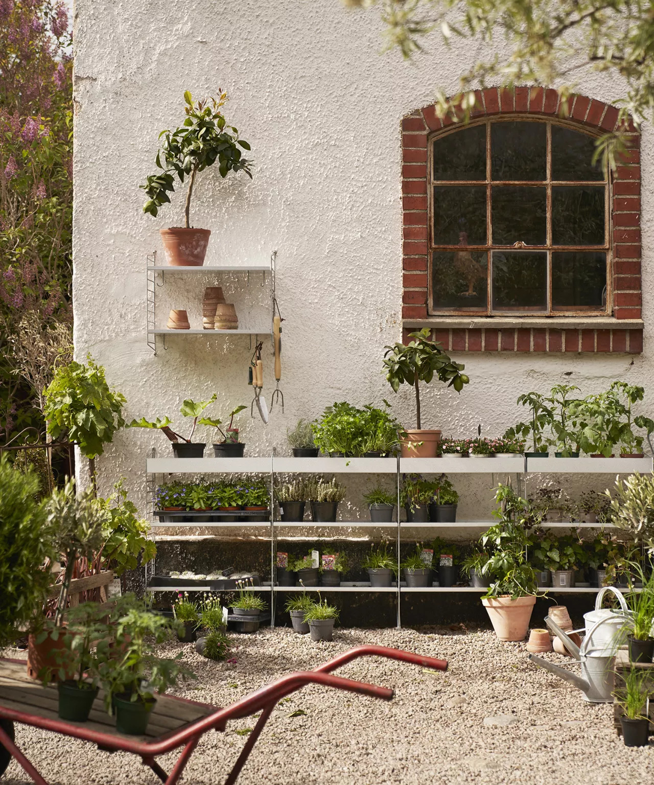 étagère design String dans le jardin étagère design String dans le jardin