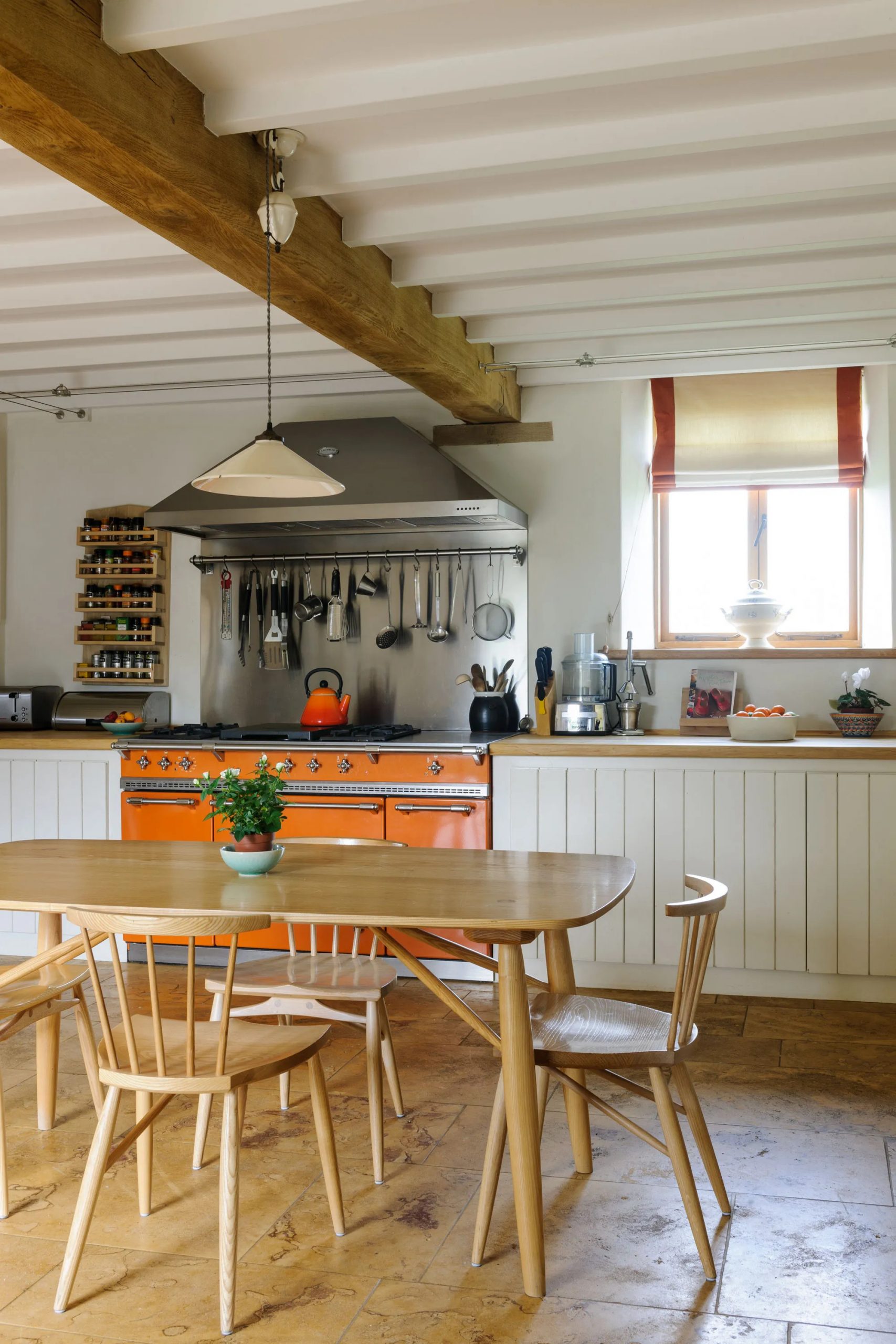 cuisine rustique chic avec piano Aga orange dans grange rénovée cuisine rustique chic avec piano Aga orange dans grange rénovée