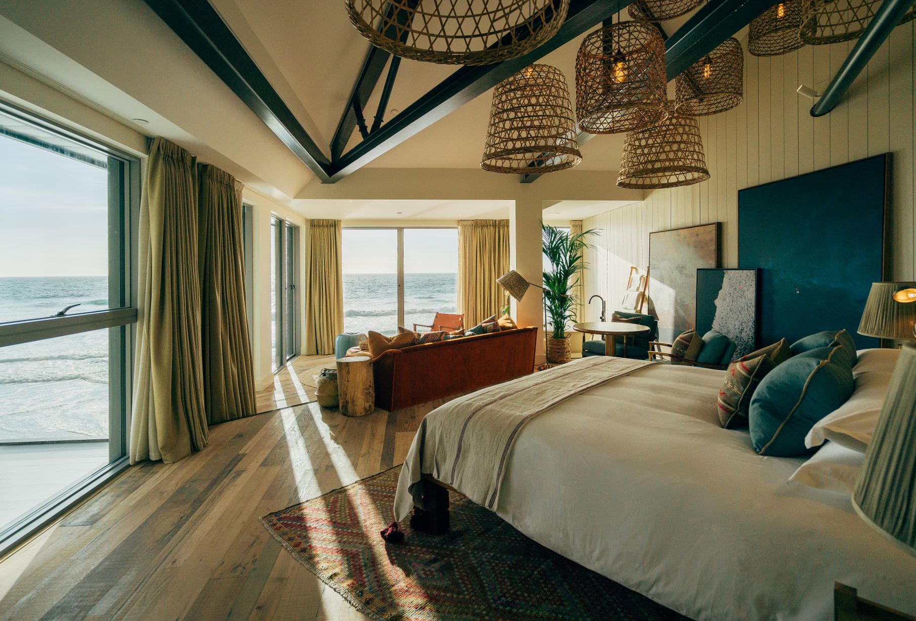 salon et chambre loft avec vue sur mer salon et chambre loft avec vue sur mer