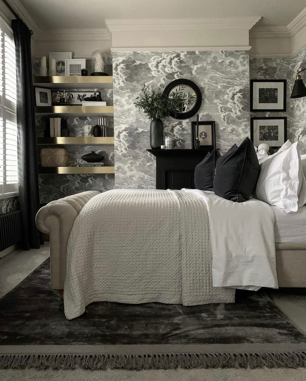 chambre classique avec papier-peint