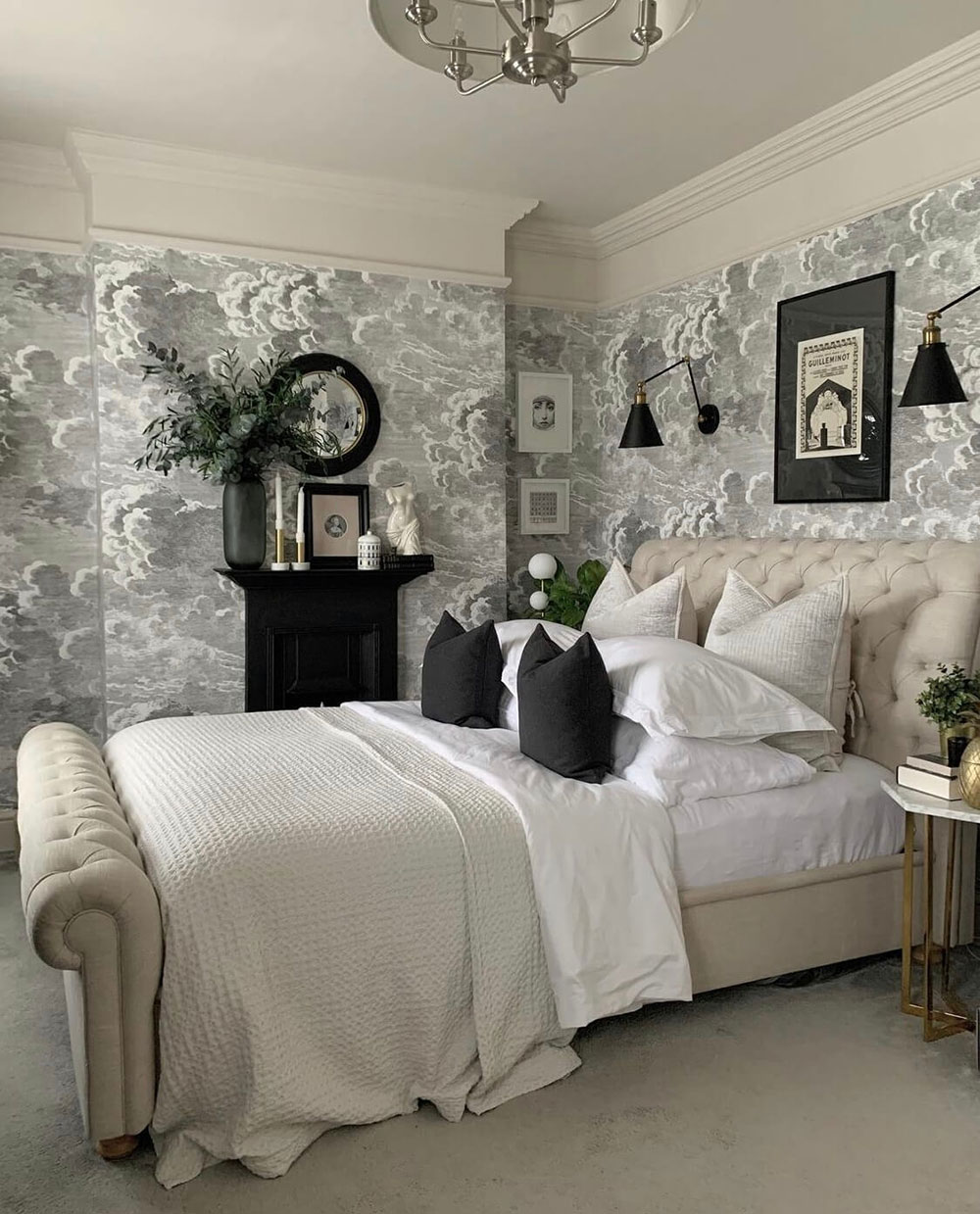 chambre classique avec papier-peint