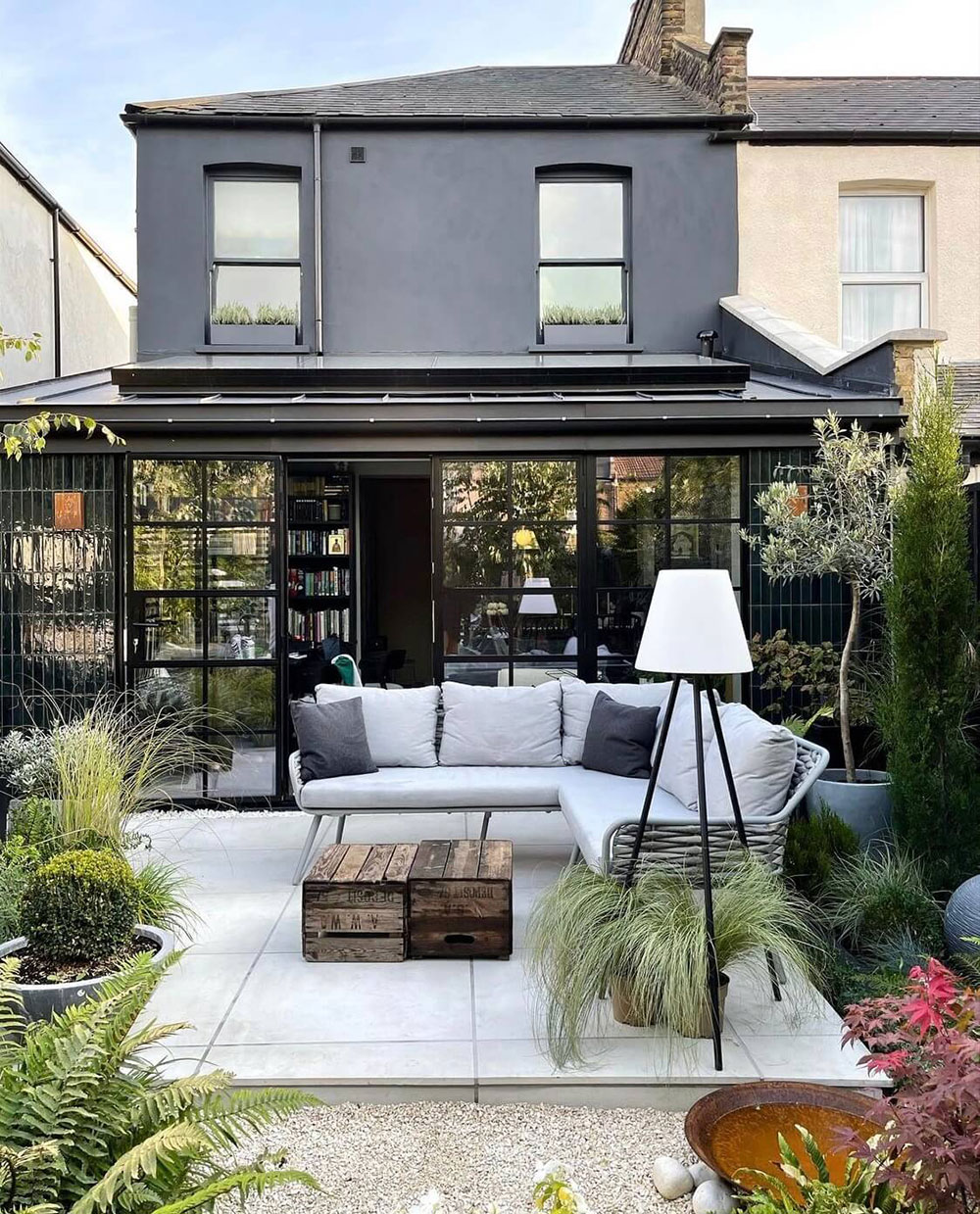 jardin de ville avec terrasse