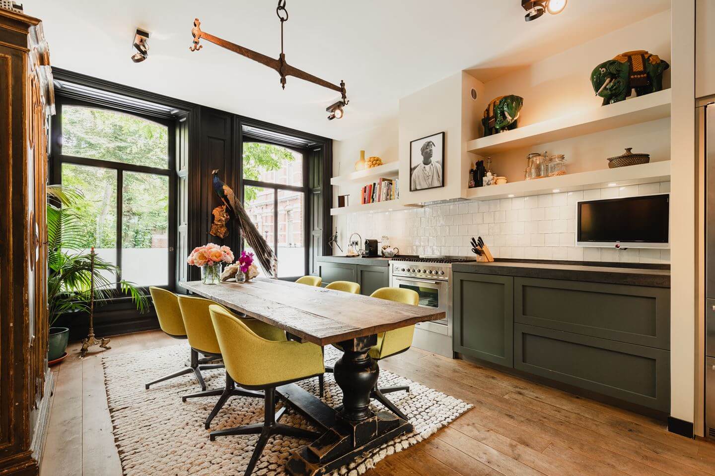 cuisine verte type shaker dans maison rénovée cuisine verte type shaker dans maison rénovée