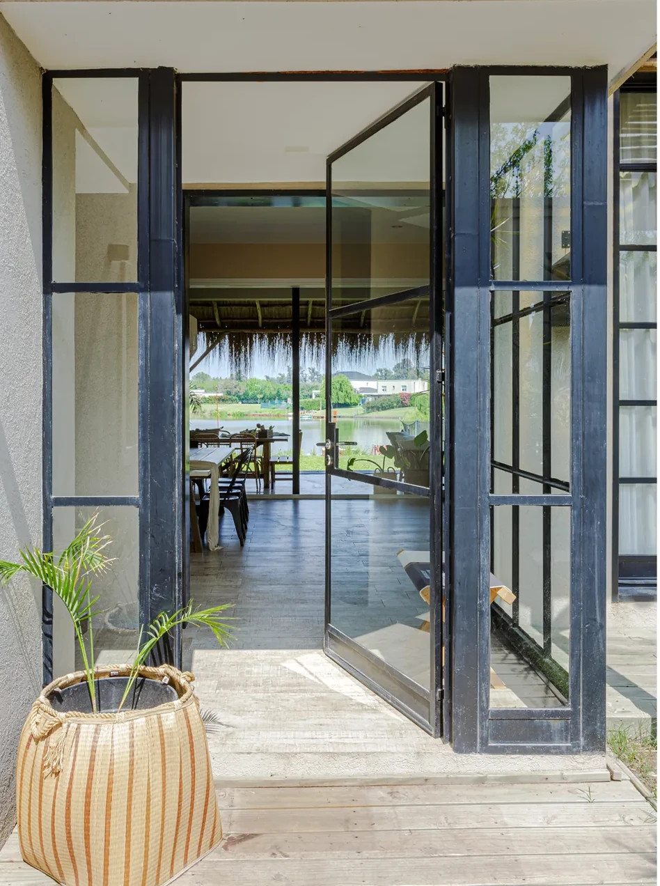 entrée maison au bord de l entrée maison au bord de l'eau avec fenêtres acier
