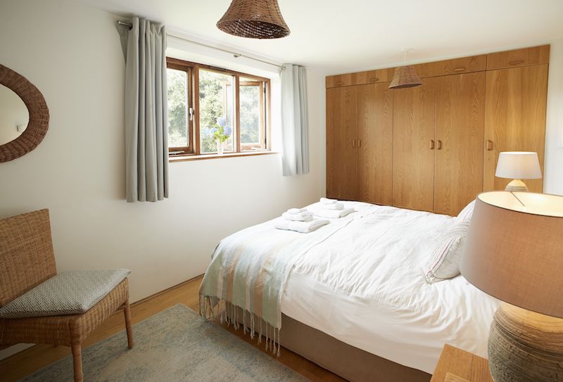 chambre avec placards bois maison en pierres chambre avec placards bois maison en pierres