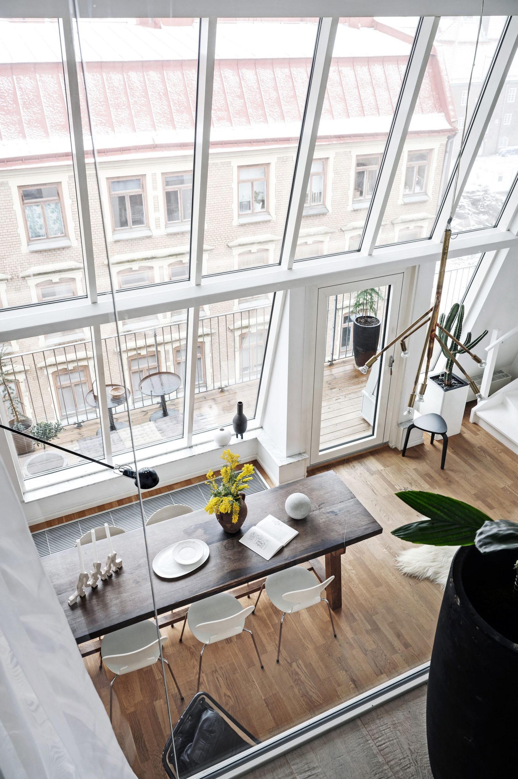 vue haute salon avec verrière atelier d'artiste