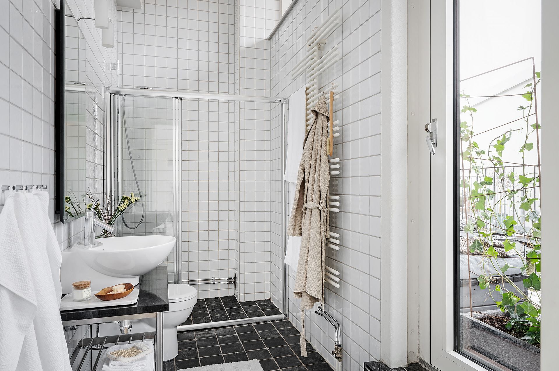 salle de bain carrelée blanc
