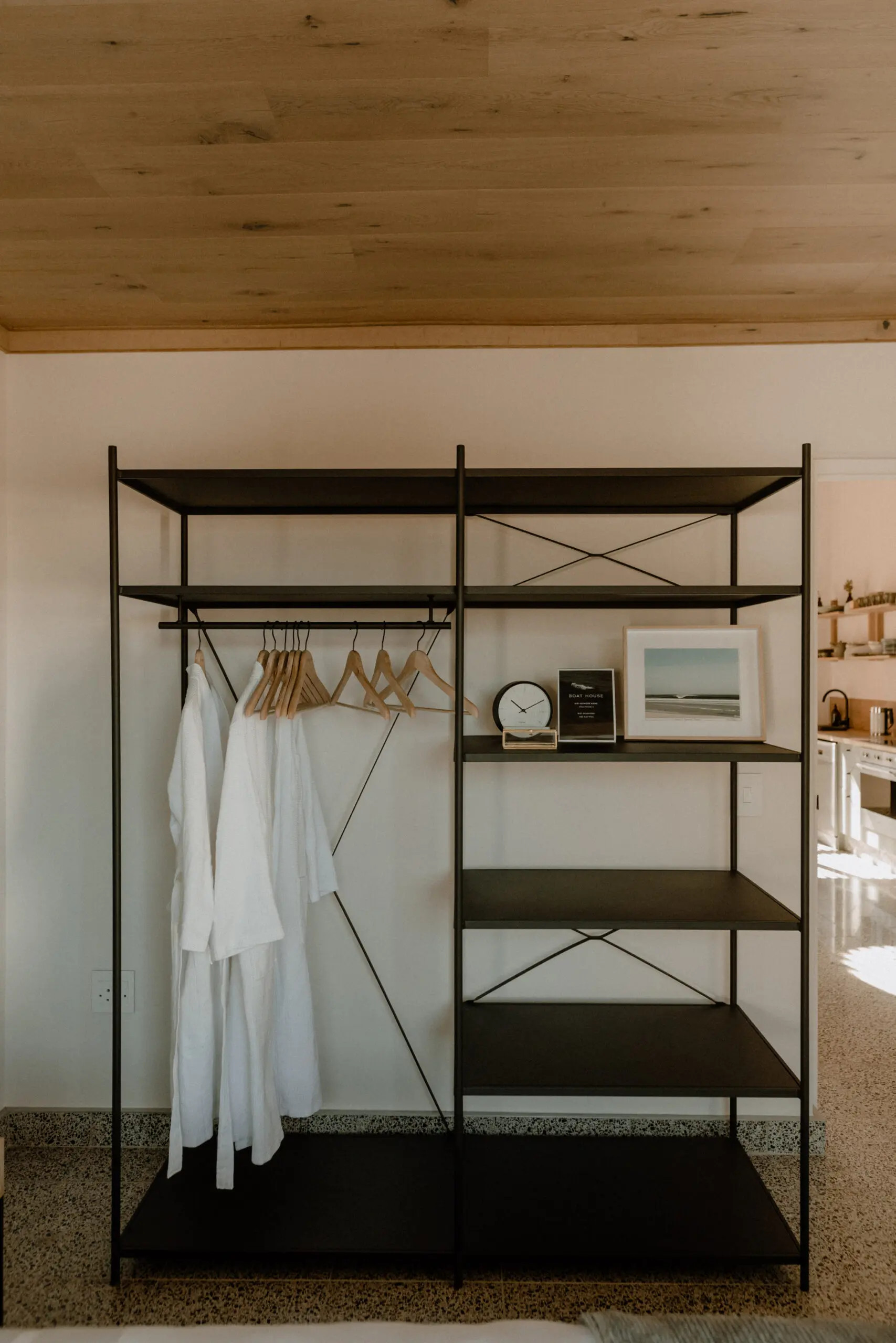 armoire ouverte acier dans chambre armoire ouverte acier dans chambre