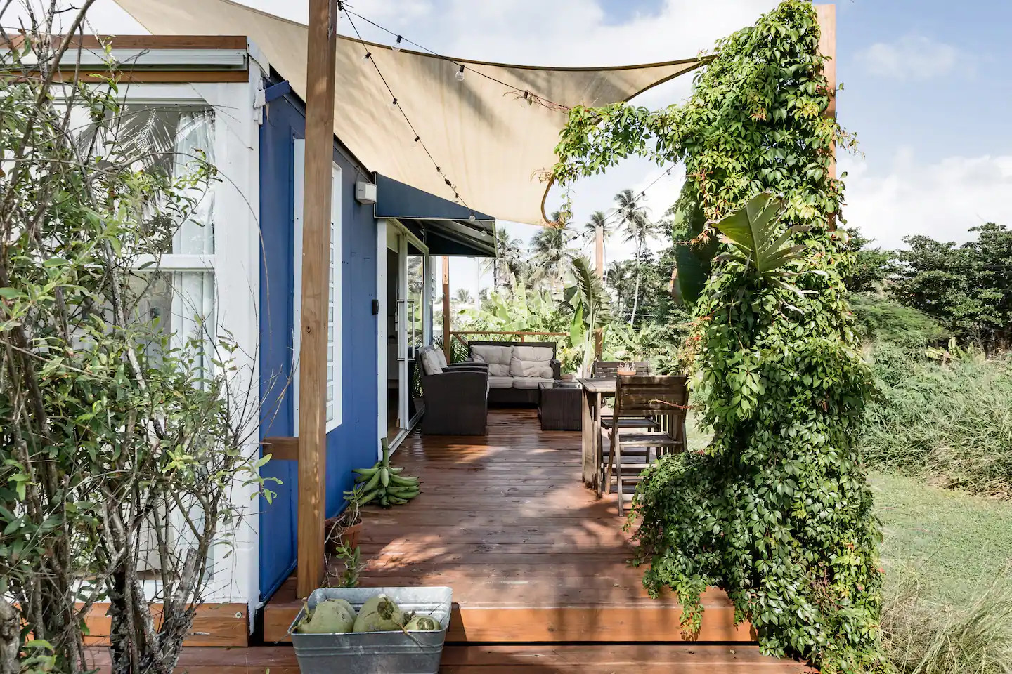 terrasse et façade mini maison container bleue terrasse et façade mini maison container bleue
