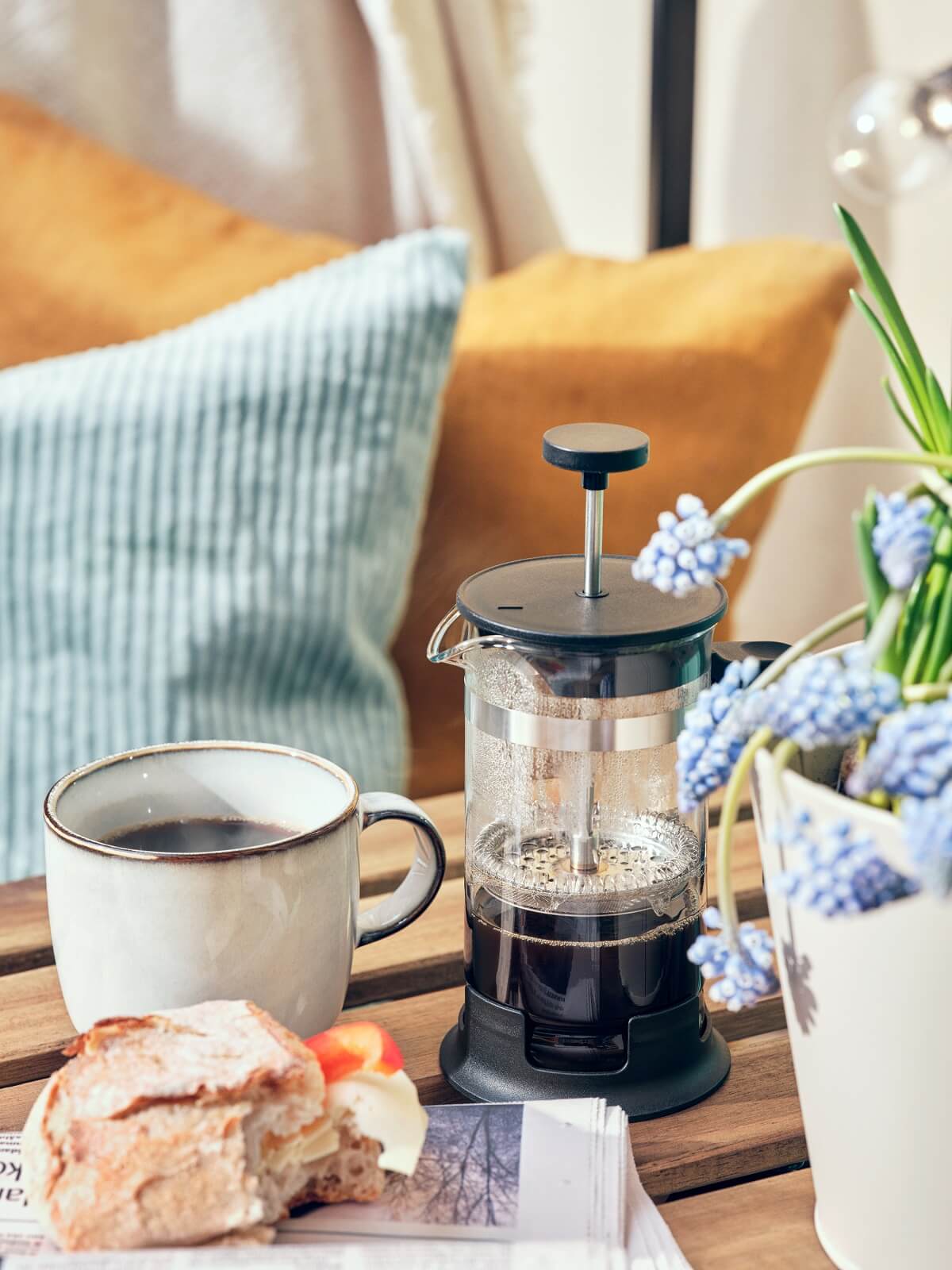 table avec tasse et café table avec tasse et café