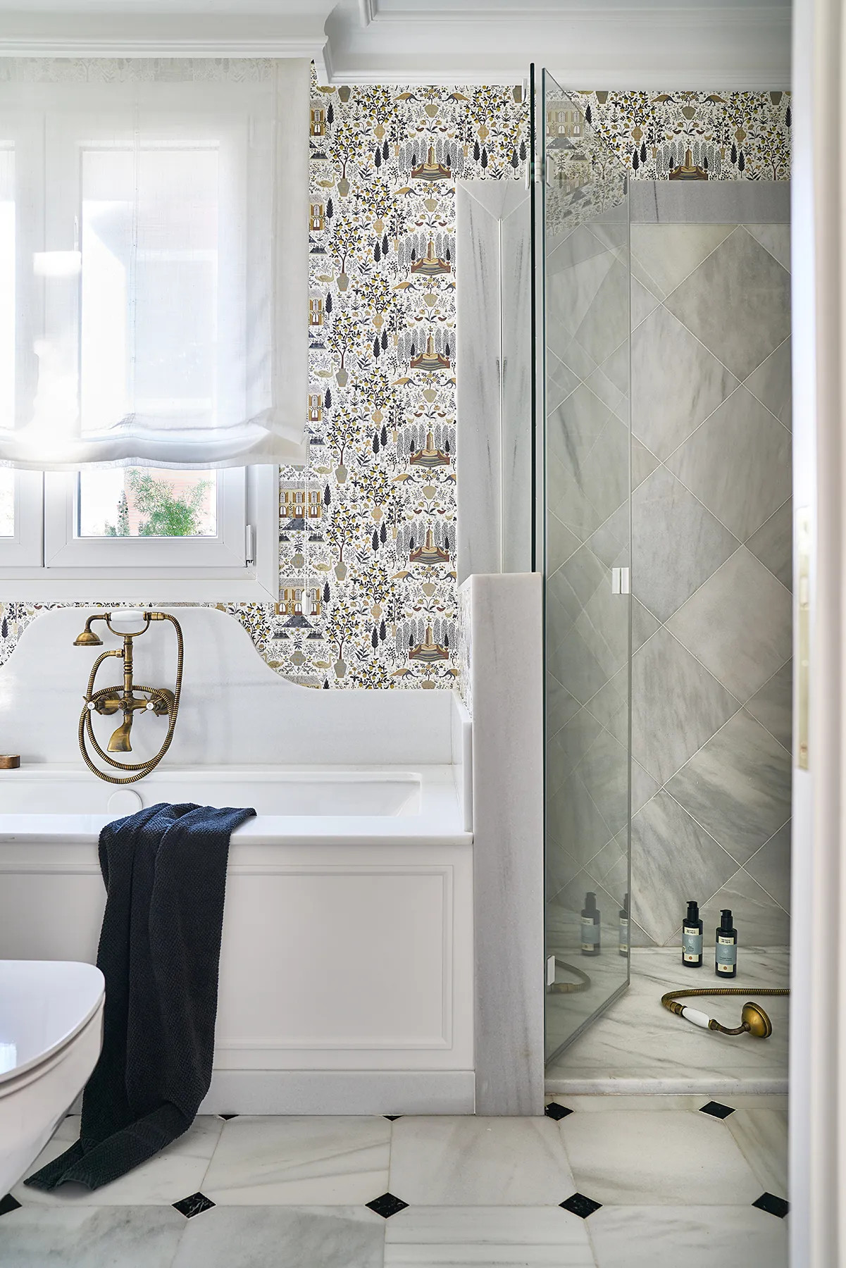salle de bain grise avec papier-peint salle de bain grise avec papier-peint