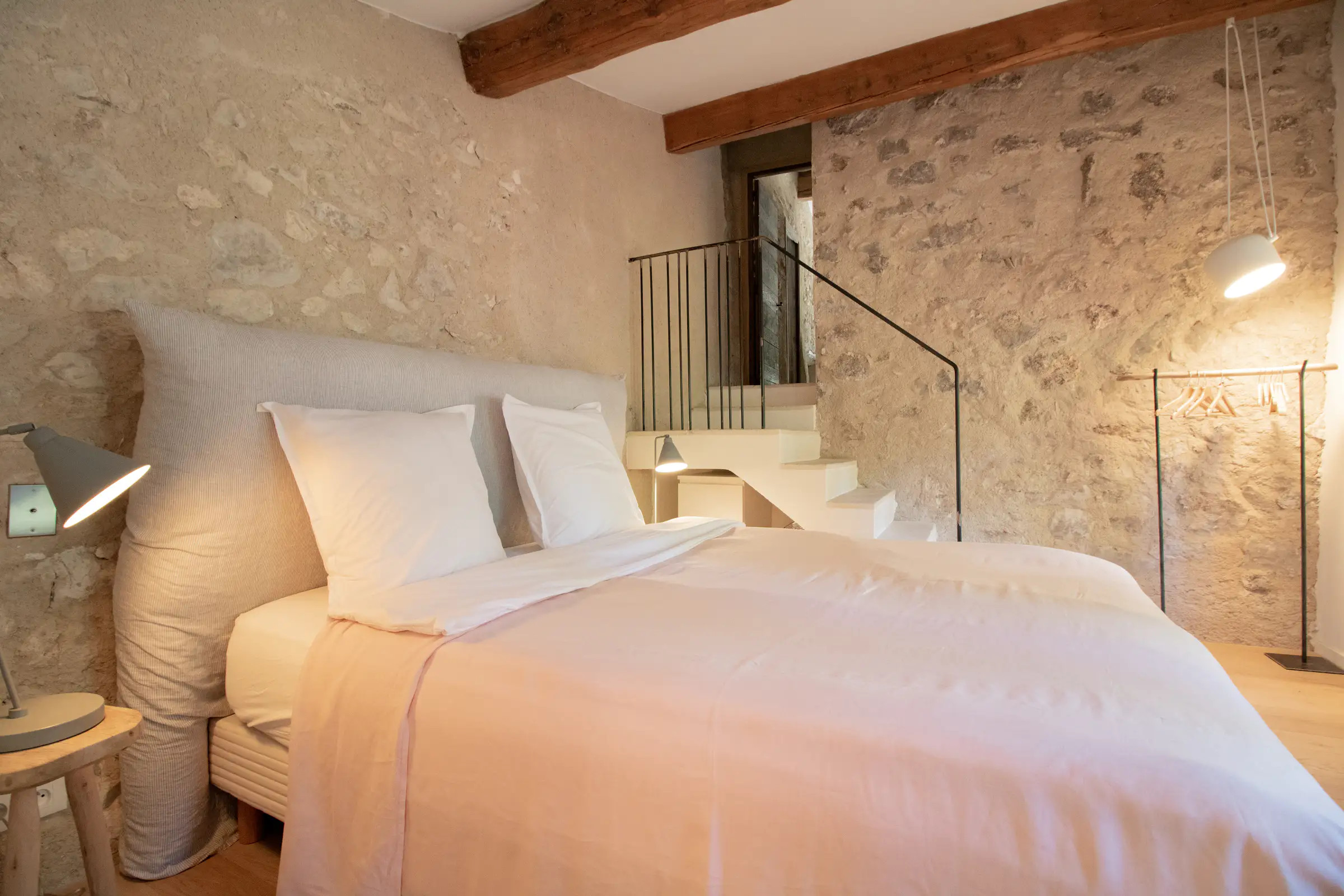 chambre avec poutres maison en pierres chambre avec poutres maison en pierres