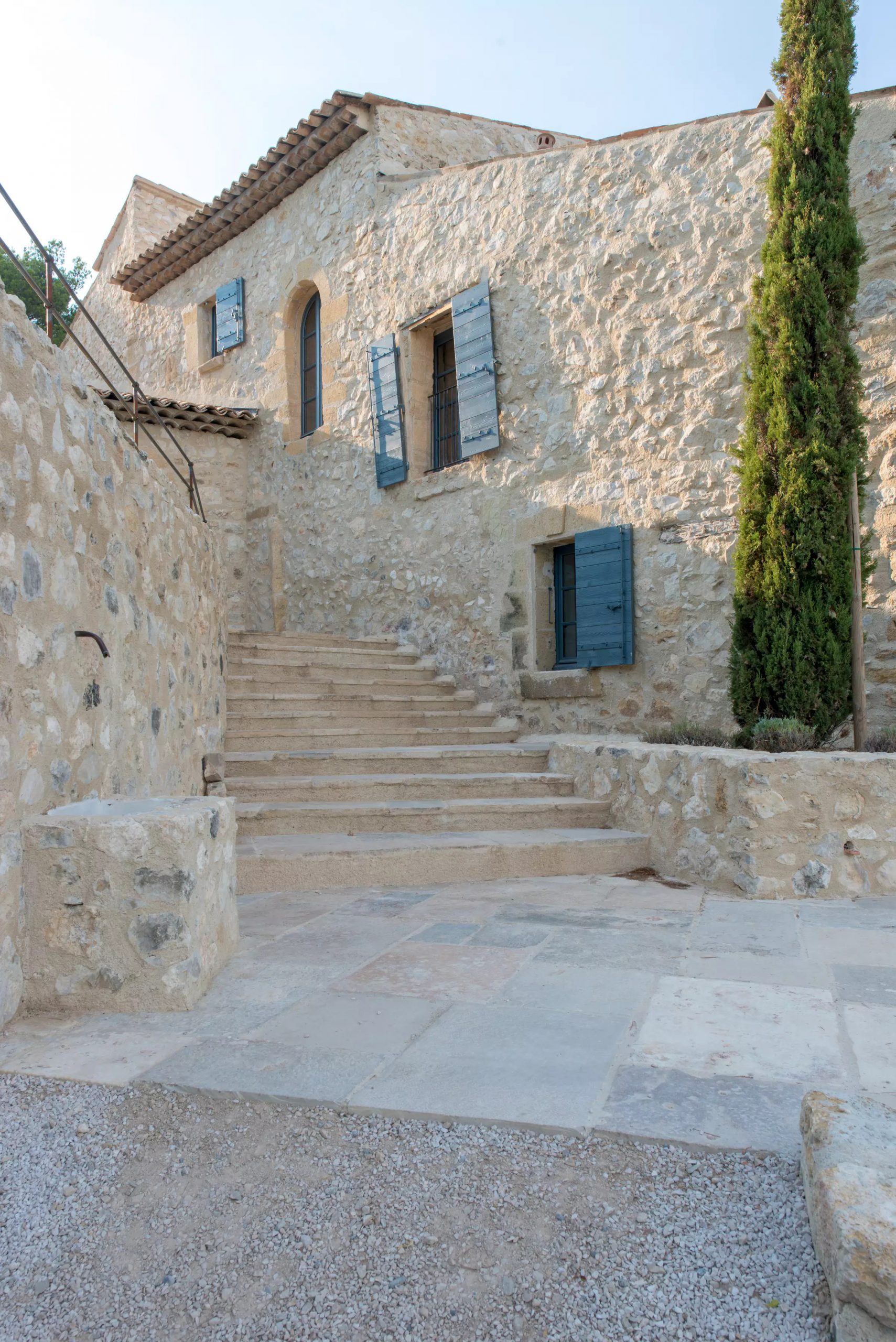 façace maison en pierres rénovée en Provence façace maison en pierres rénovée en Provence