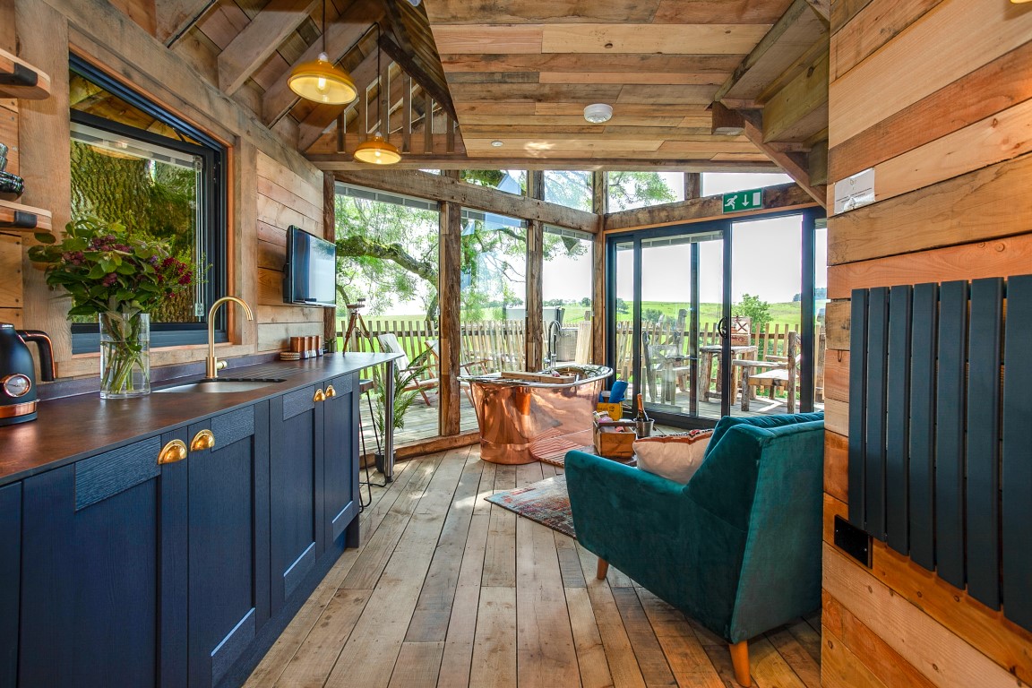 salon avec baignoire cuivre maison en bois salon avec baignoire cuivre maison en bois