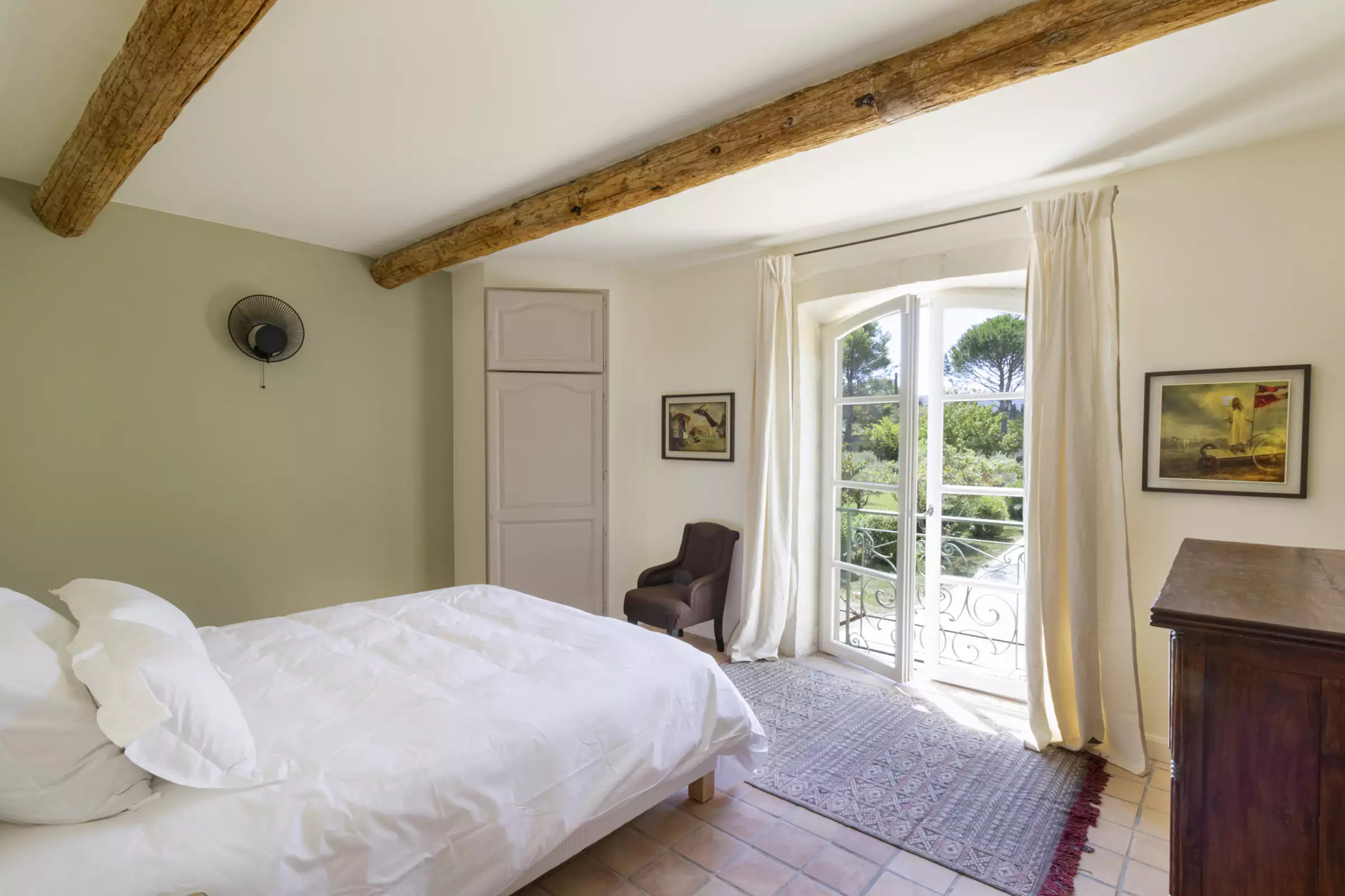 chambre avec poutres maison en pierres Provence chambre avec poutres maison en pierres Provence