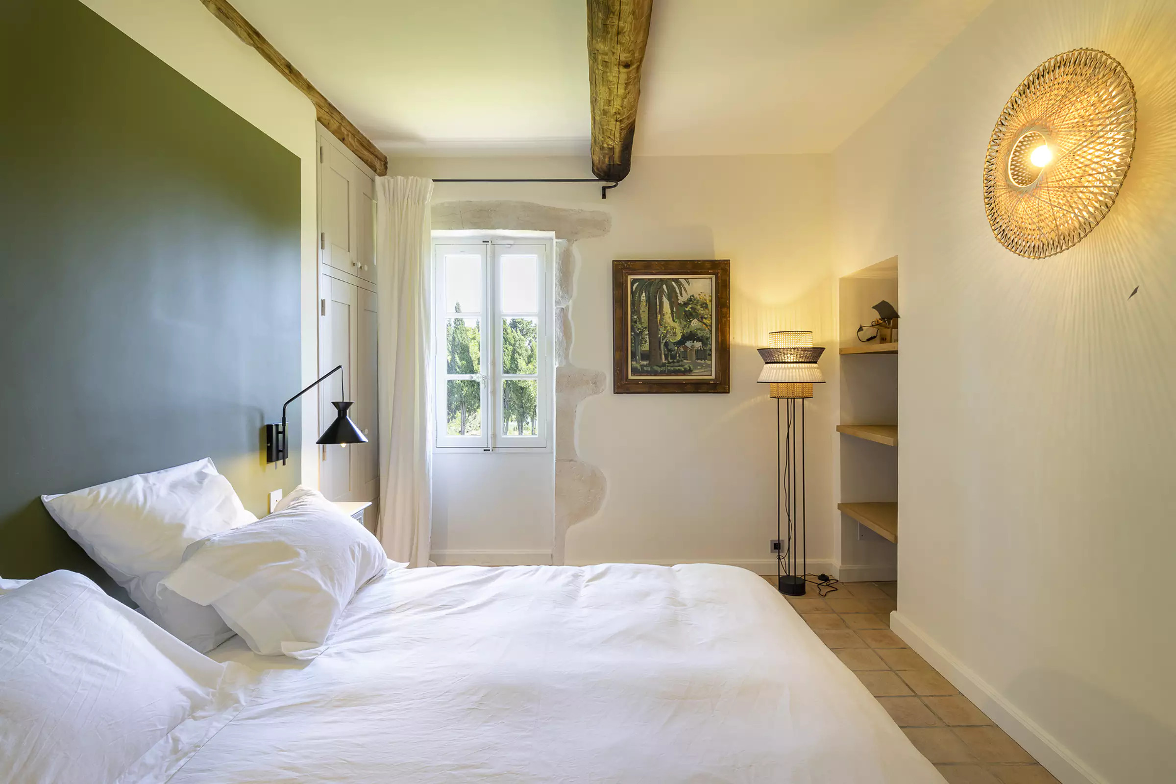 chambre avec poutres maison en pierres Provence chambre avec poutres maison en pierres Provence
