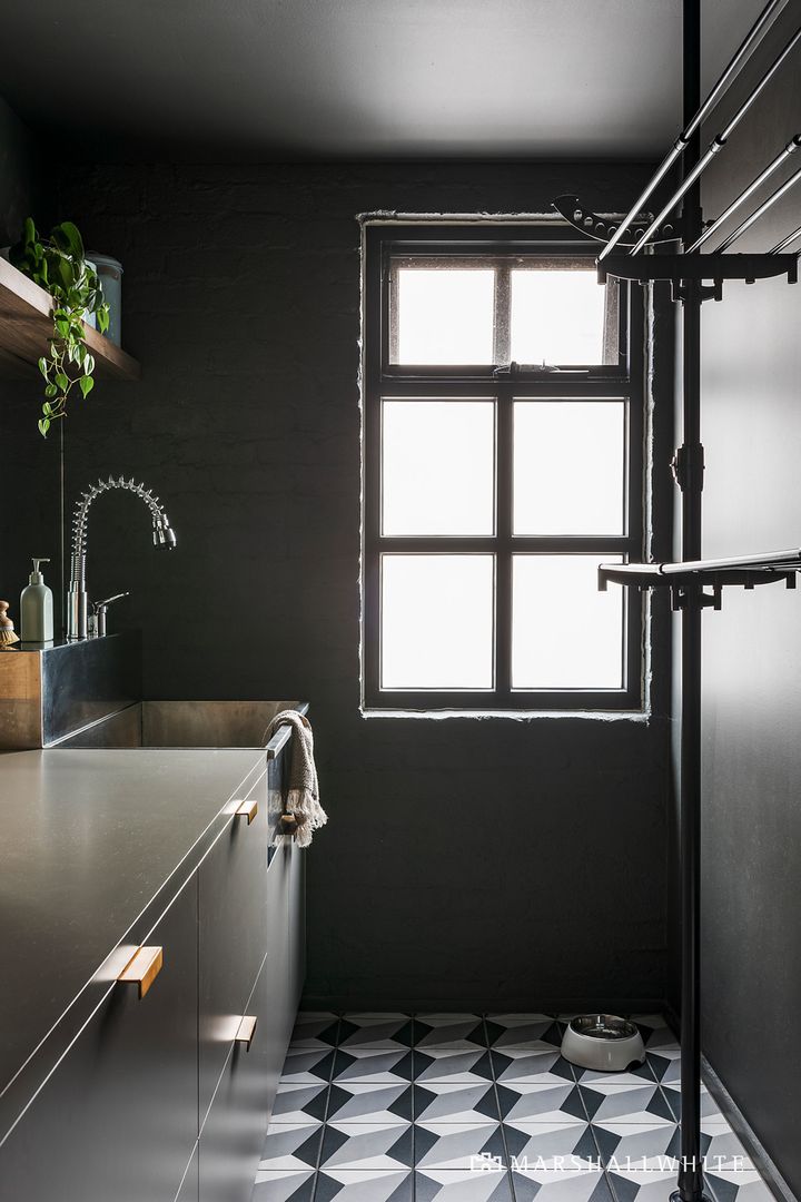 salle de bain noire