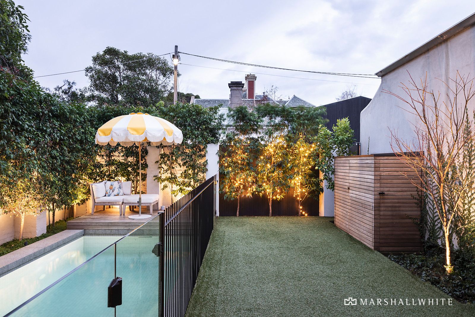 jardin faux gazon et piscine