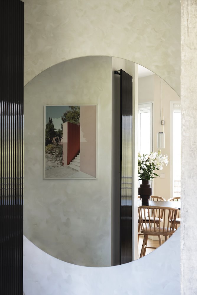 entrée avec miroir rond entrée avec miroir rond