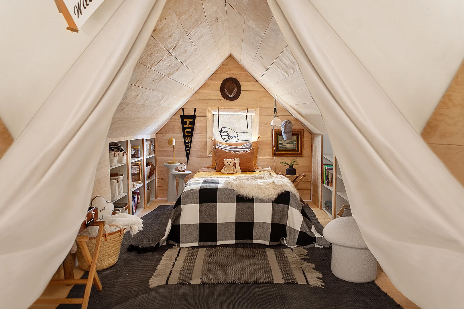 chambre d chambre d'enfant inspirée par Indiana Jones dans les combles