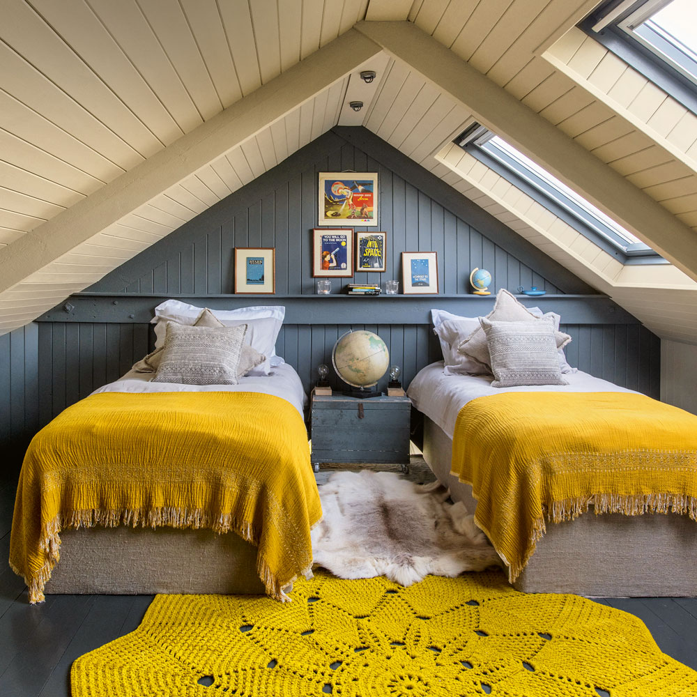 chambre sous combles décoration bleue et jaune chambre sous combles décoration bleue et jaune