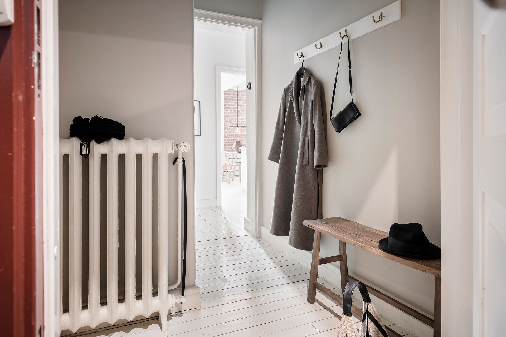 entrée avec banc en bois